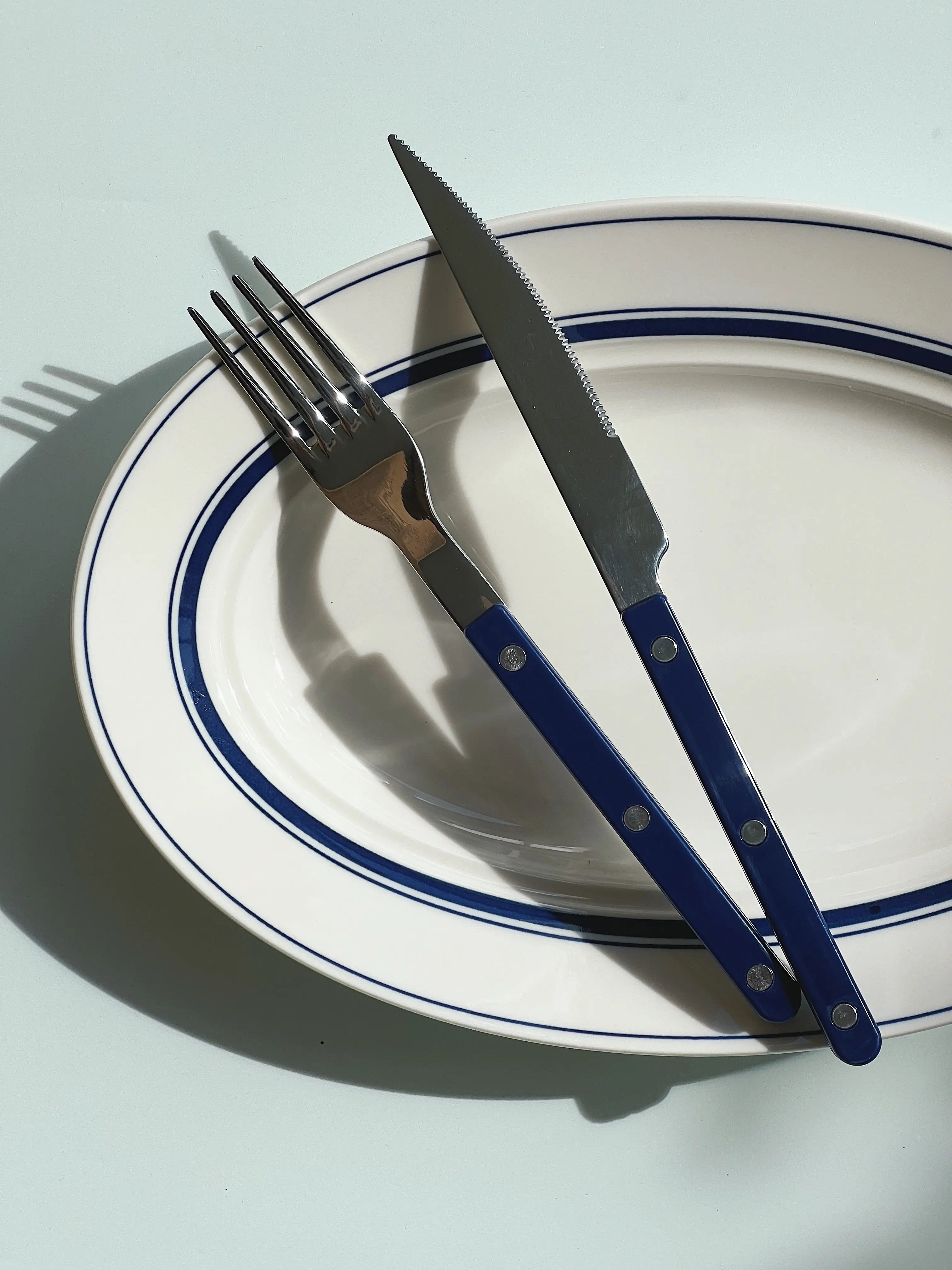 Hvidt serveringsfad med blå striber i keramik fra Japan | 32.6 cm Studio Hafnia