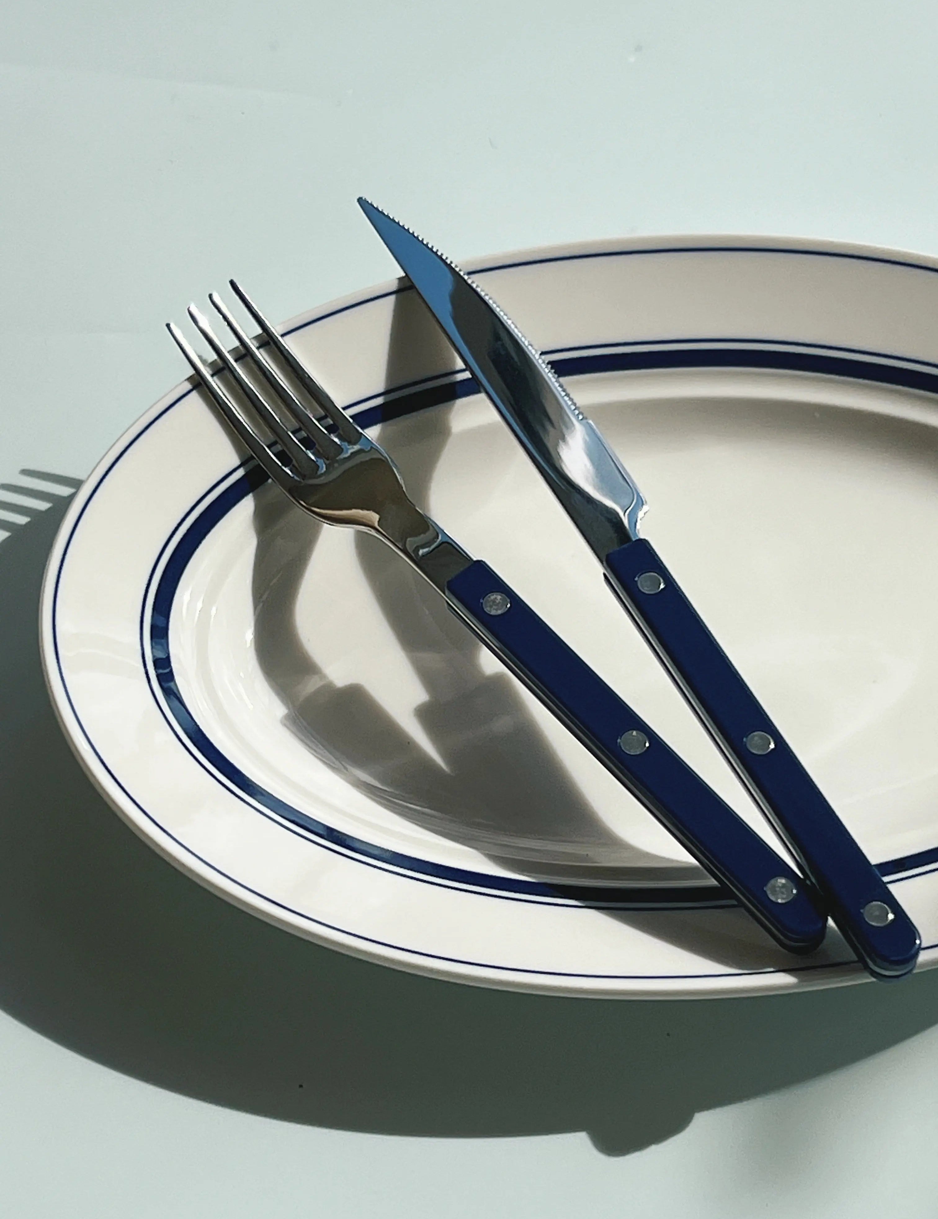 Hvidt serveringsfad med blå striber i keramik fra Japan | 32.6 cm Studio Hafnia