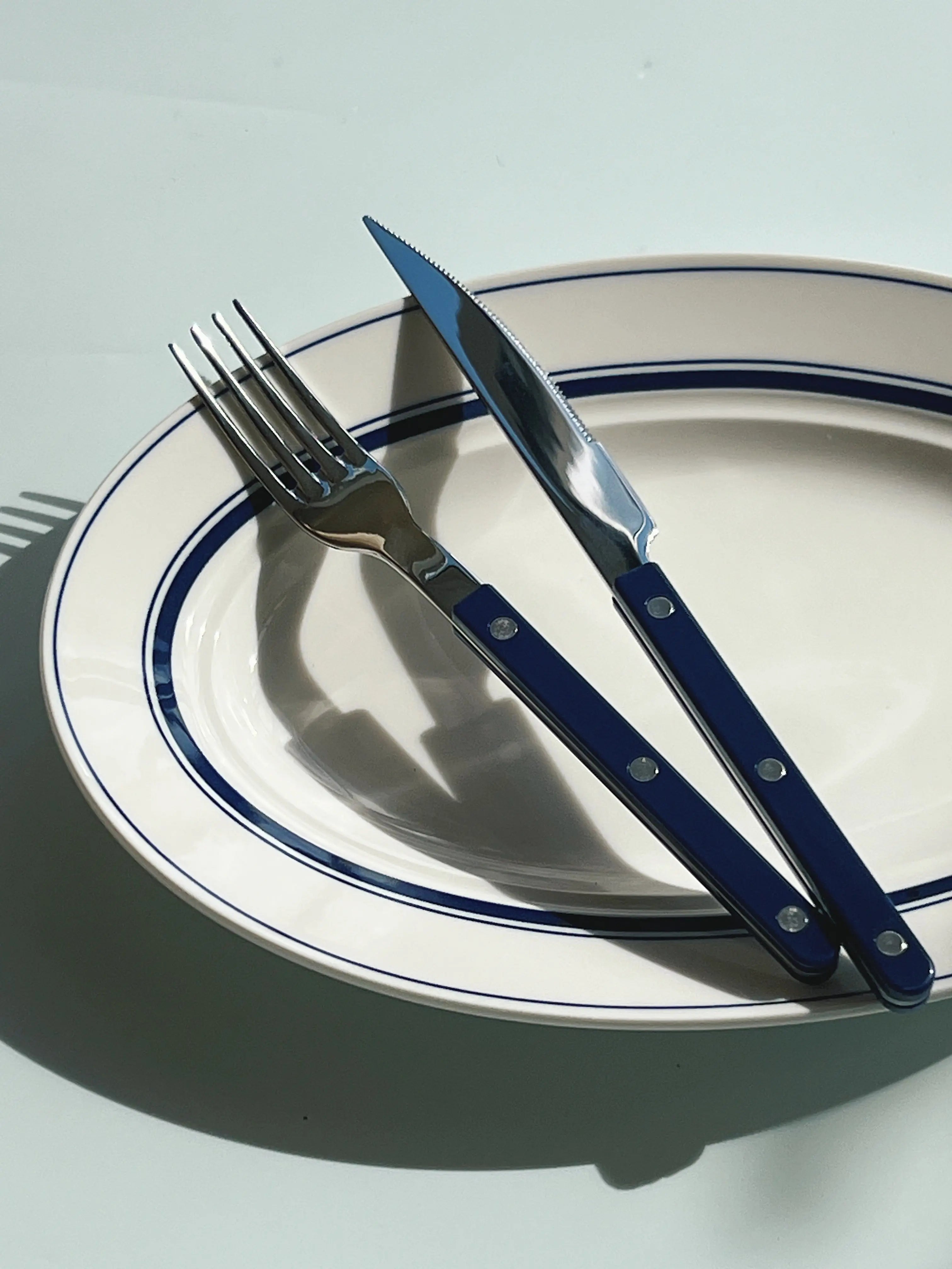 Hvidt serveringsfad med blå striber i keramik fra Japan | 32.6 cm Studio Hafnia