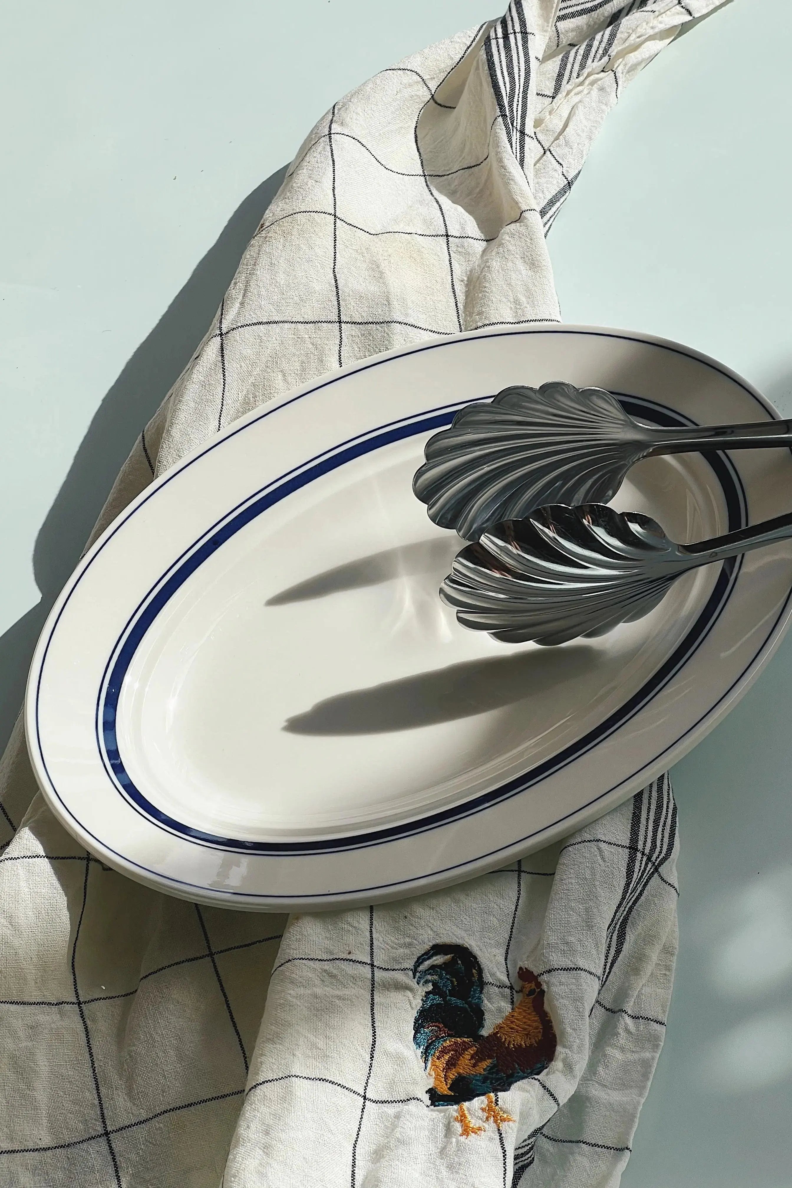 Hvidt serveringsfad med blå striber i keramik fra Japan | 29 cm Studio Hafnia