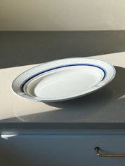 Hvidt serveringsfad med blå striber i keramik fra Japan | 32.6 cm Studio Hafnia