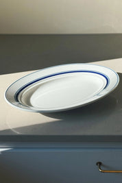 Hvidt serveringsfad med blå striber i keramik fra Japan | 32.6 cm Studio Hafnia