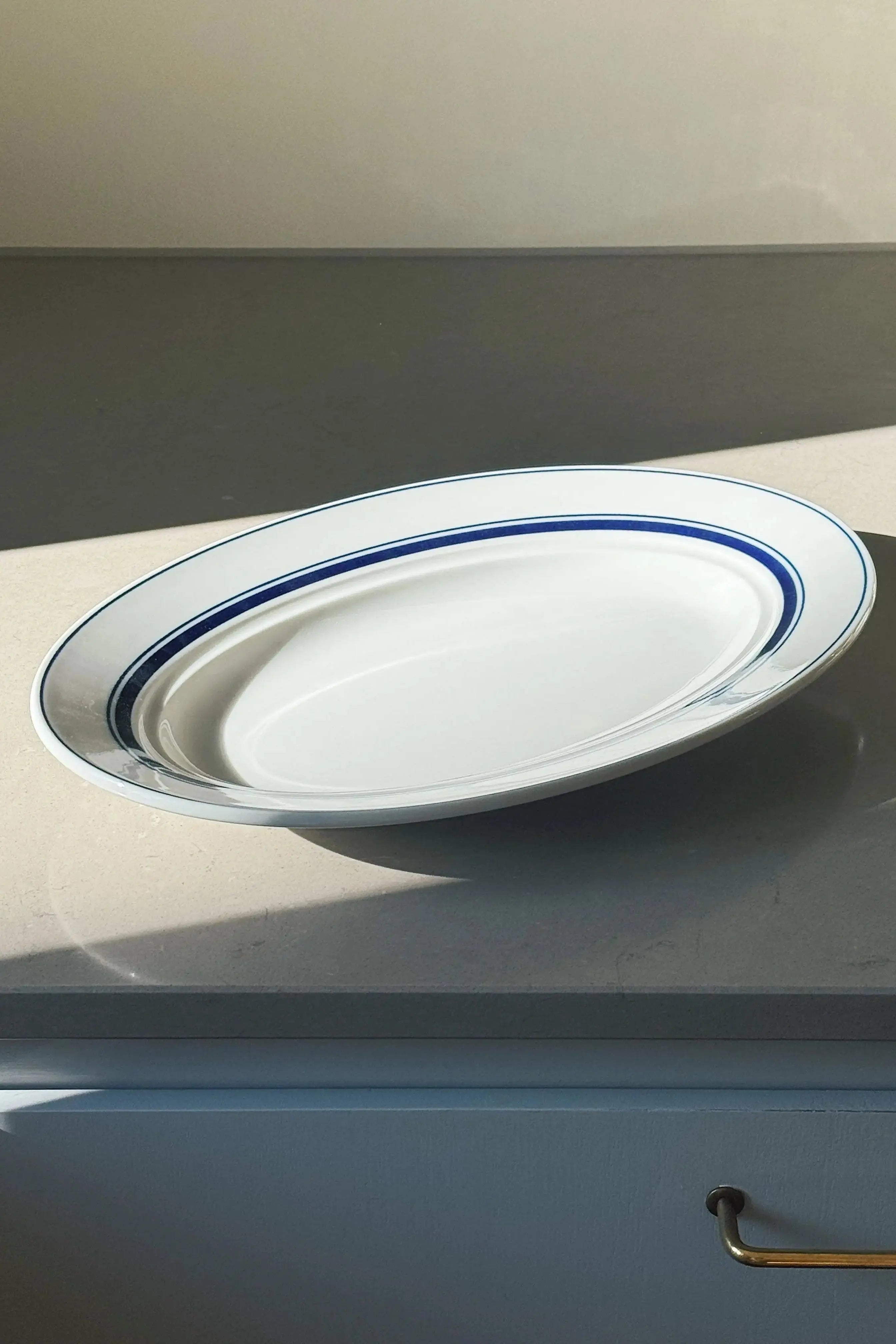 Hvidt serveringsfad med blå striber i keramik fra Japan | 32.6 cm Studio Hafnia