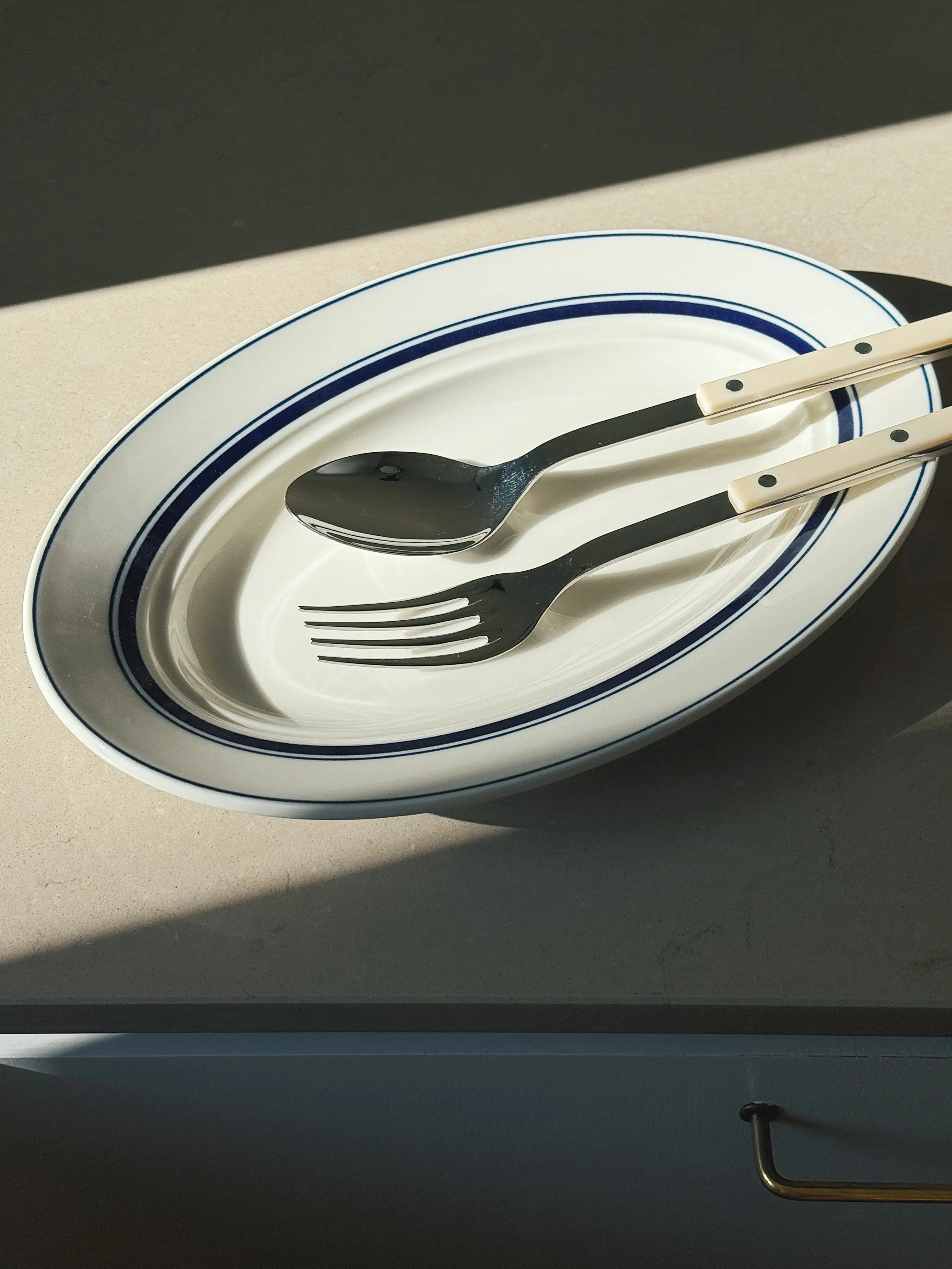 Hvidt serveringsfad med blå striber i keramik fra Japan | 32.6 cm Studio Hafnia