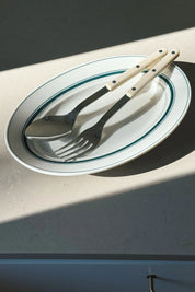 Hvidt serveringsfad med grønne striber i keramik fra Japan | 29 cm Studio Hafnia