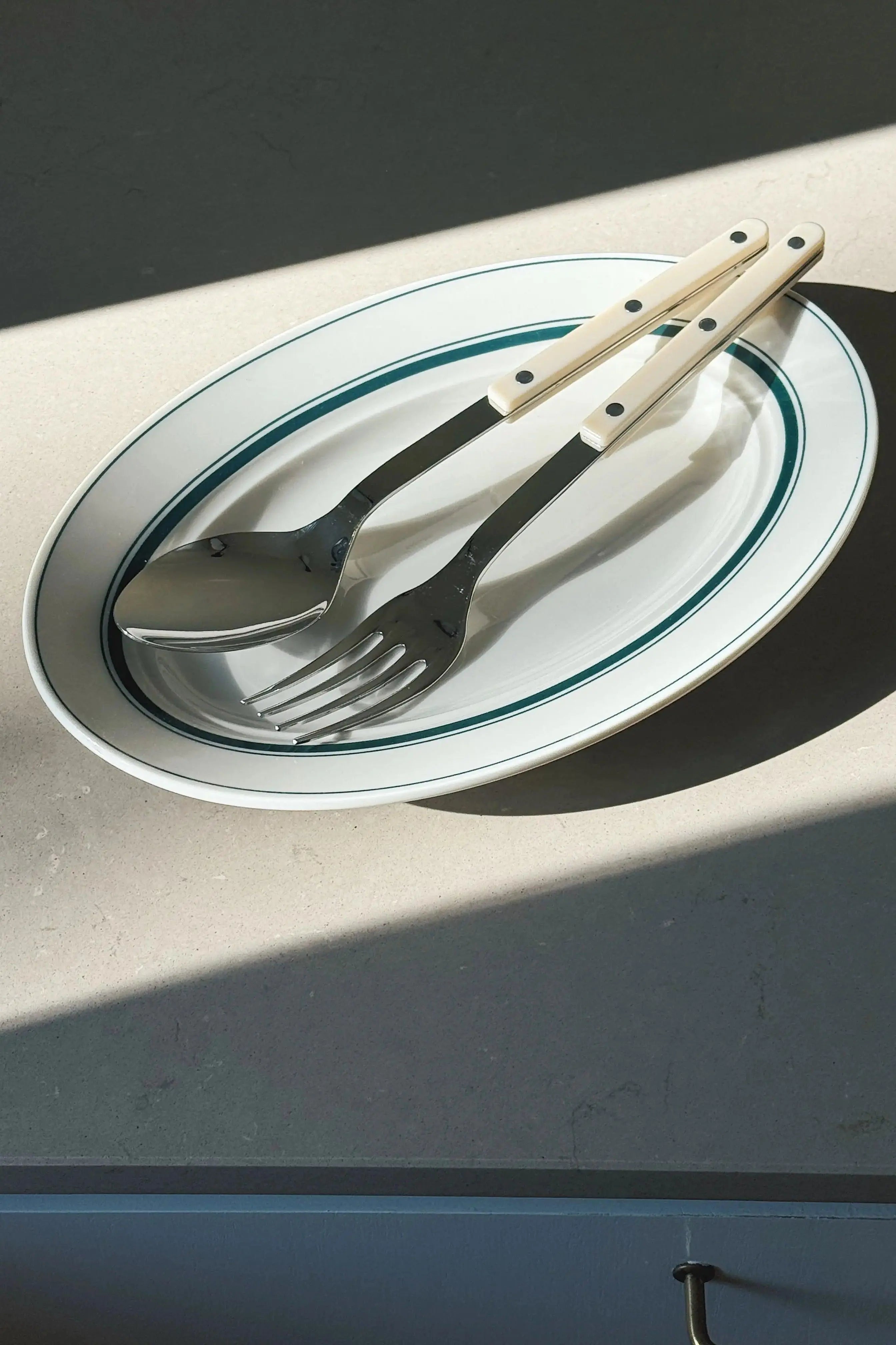 Hvidt serveringsfad med grønne striber i keramik fra Japan | 29 cm Studio Hafnia