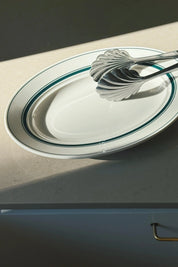 Hvidt serveringsfad med grønne striber i keramik fra Japan | 32.6 cm Studio Hafnia