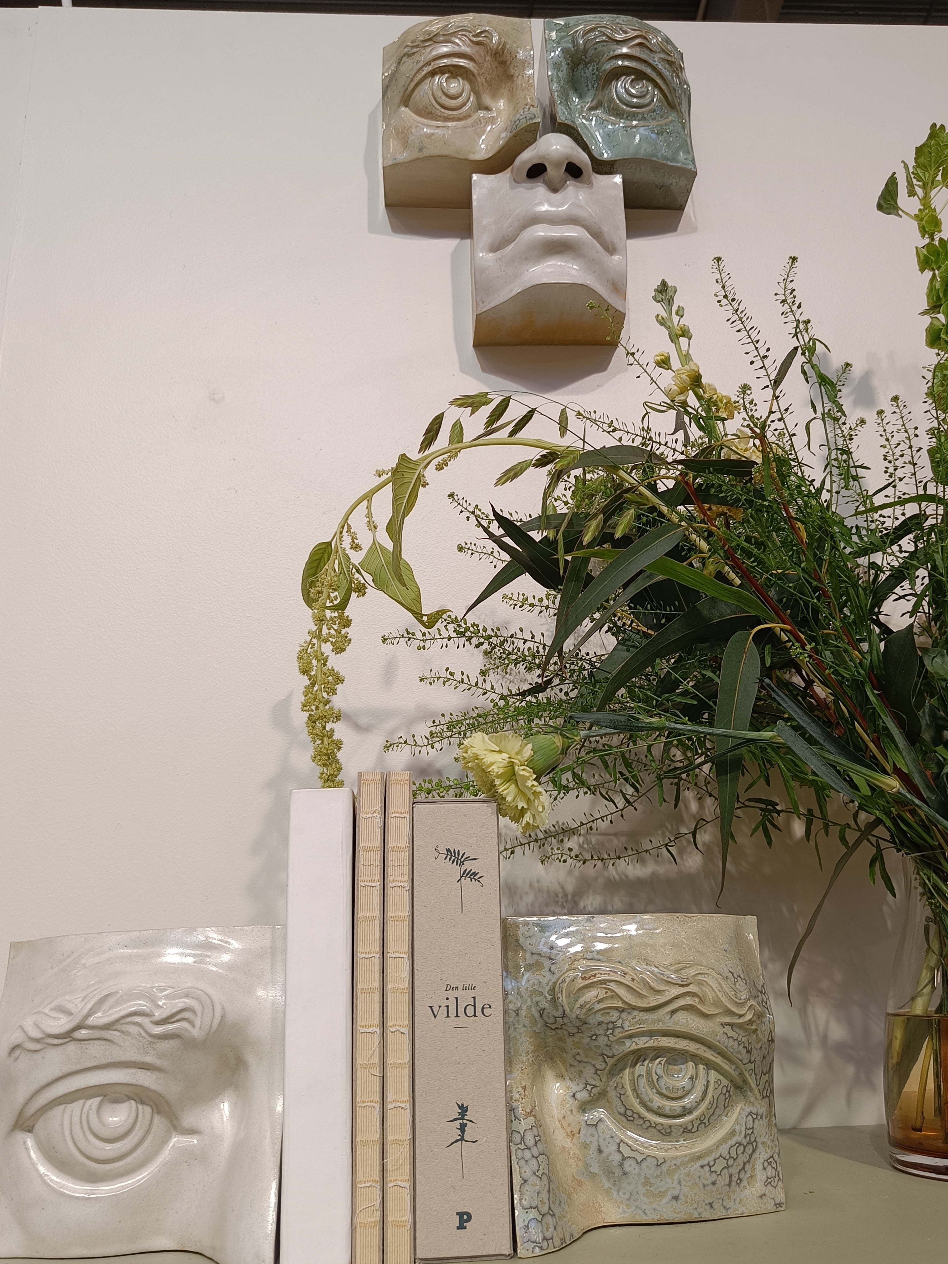 Jacob Laoru | Bookend Eye (Right): Firkantet højre bogstøtte øje i glaseret stentøjsler i AntiqueWhite Studio Hafnia