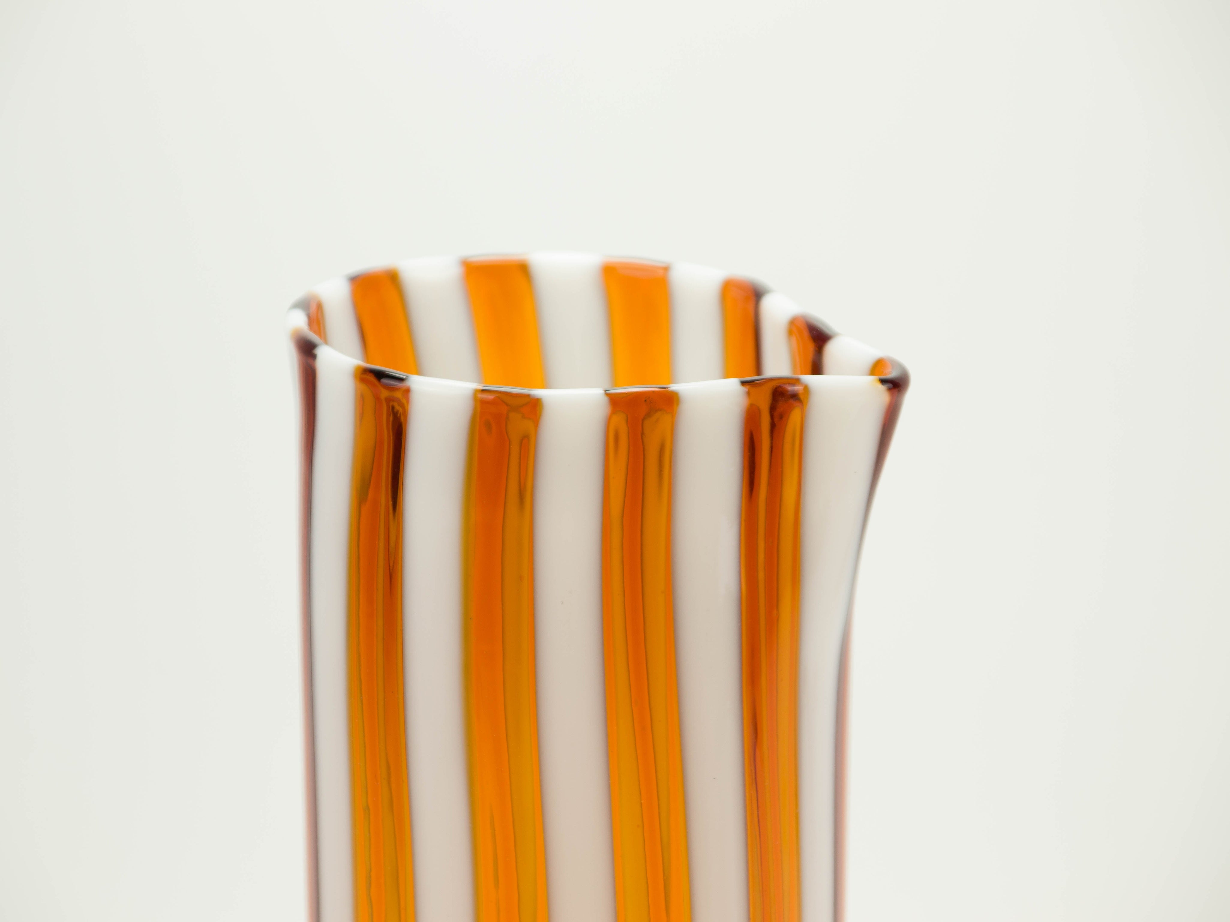 Håndblæst Murano Karaffel i Gio Ponti-stil – Lys Saltkaramel m. Hvide Striber Studio Hafnia