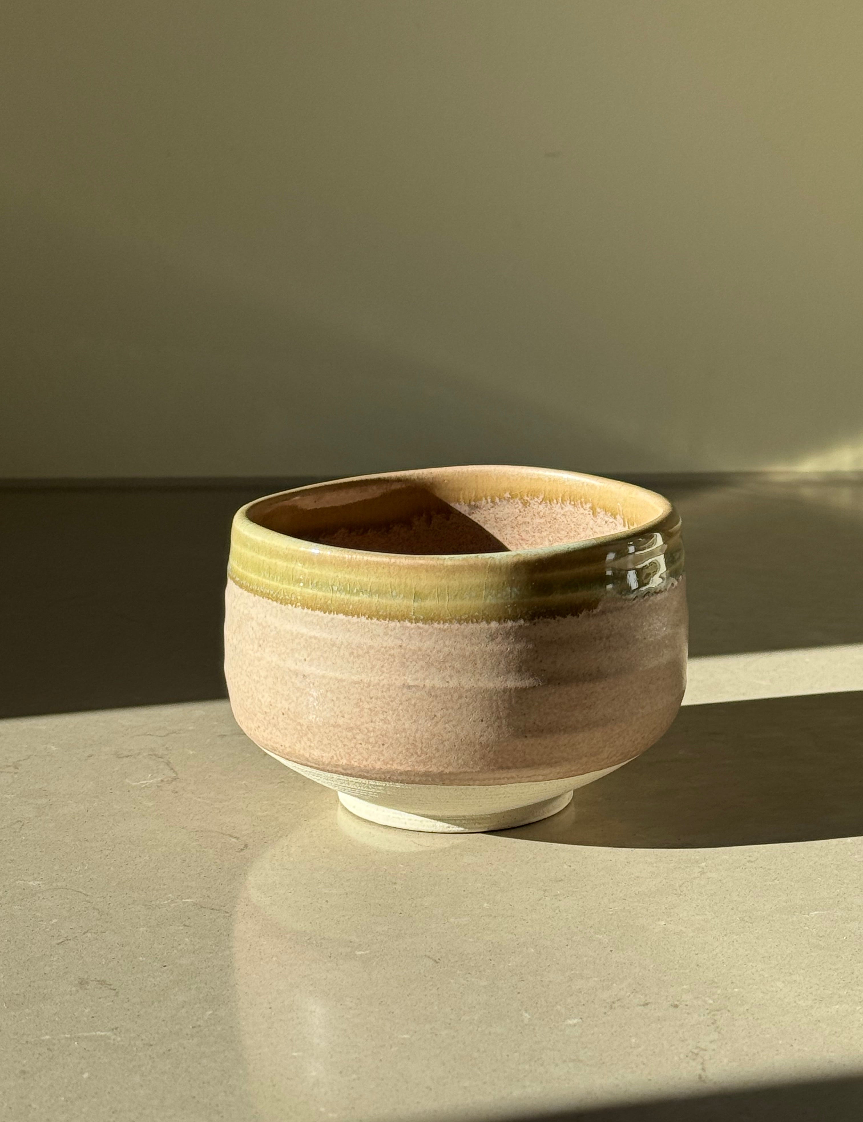Matcha skål i rosa og olivengrøn keramik – håndlavet i Japan Studio Hafnia