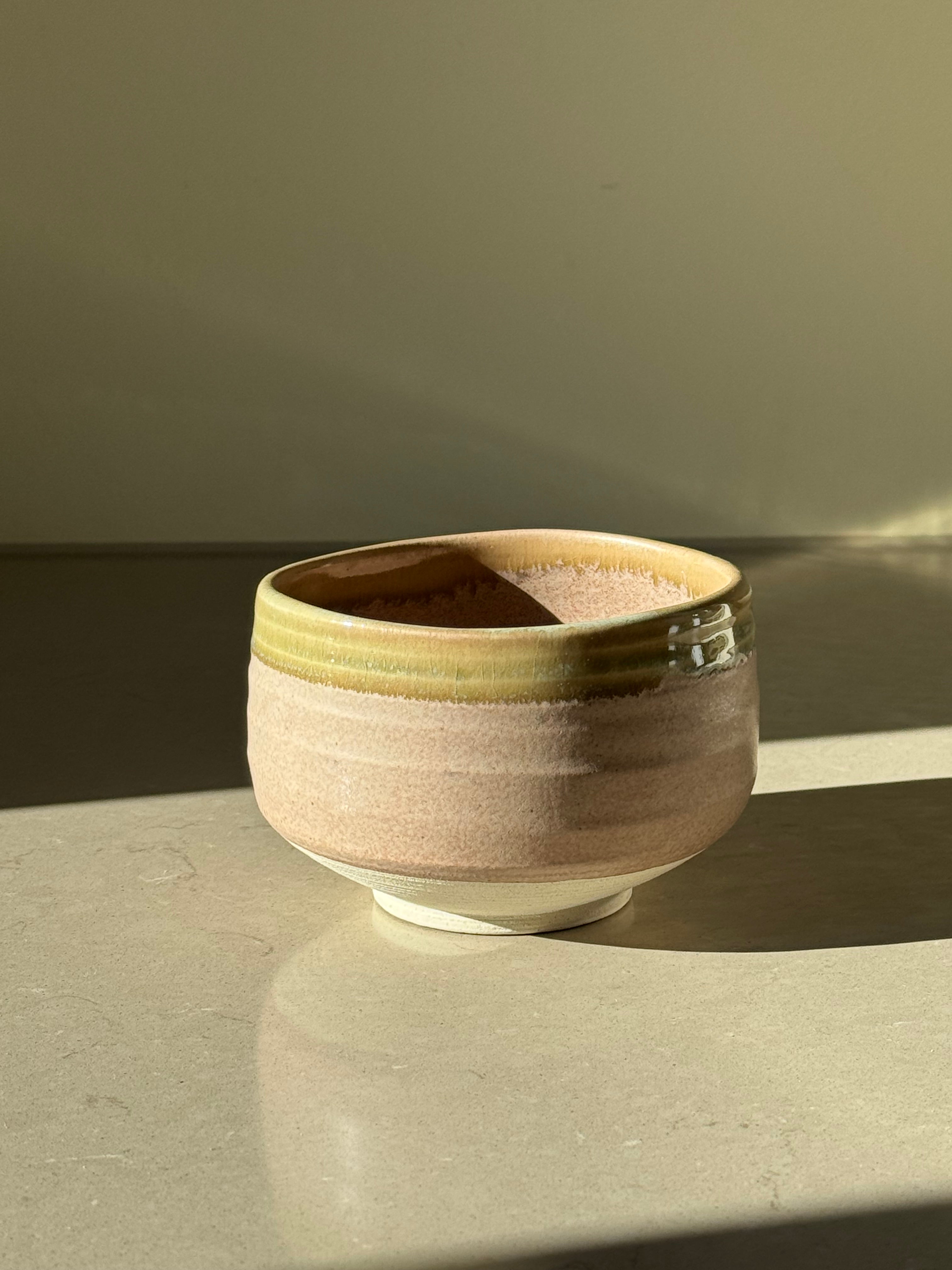 Matcha skål i rosa og olivengrøn keramik – håndlavet i Japan Studio Hafnia