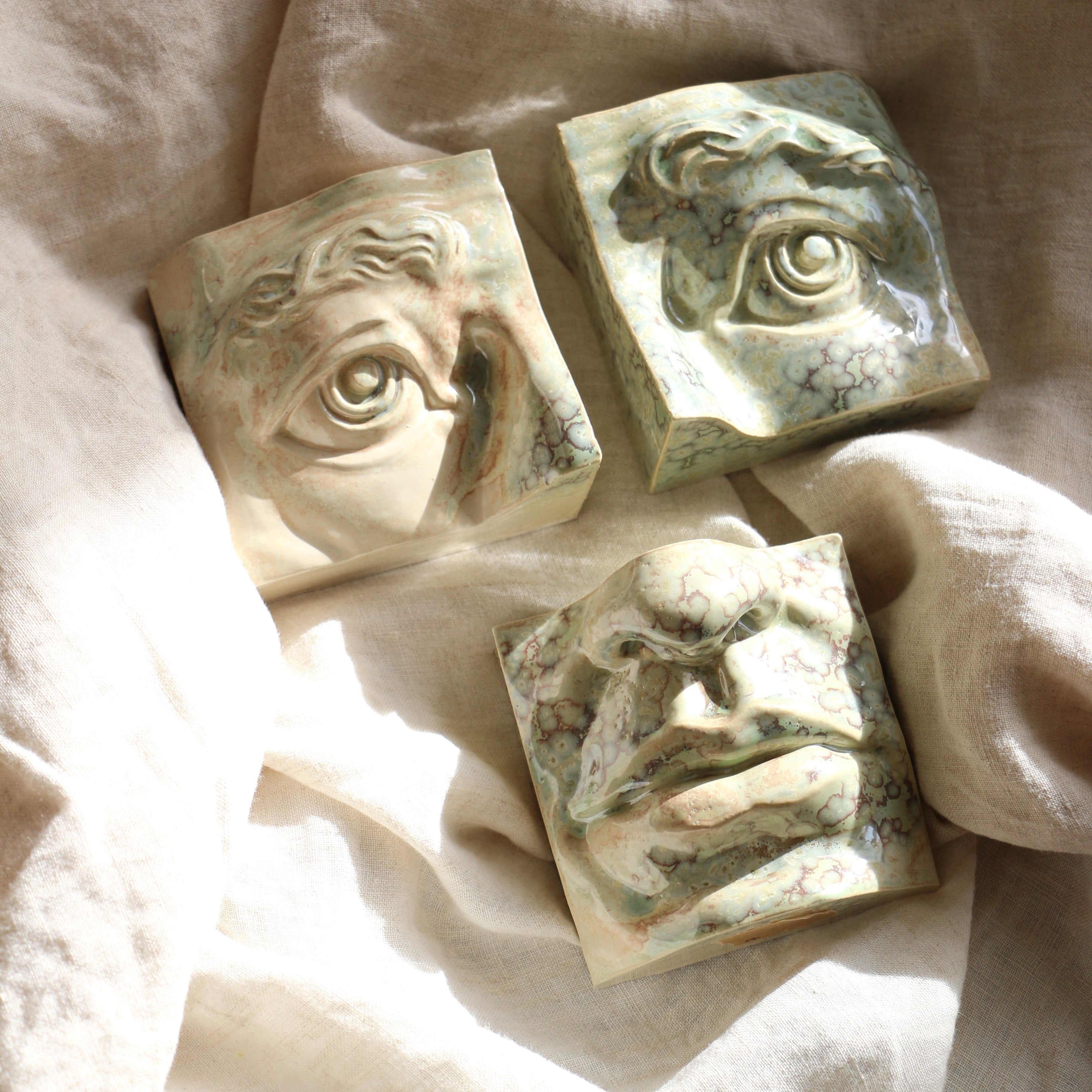 Jacob Laoru | Bookend Eye (Left): Firkantet venstre bogstøtte øje i glaseret stentøjsler i AntiqueWhite Studio Hafnia