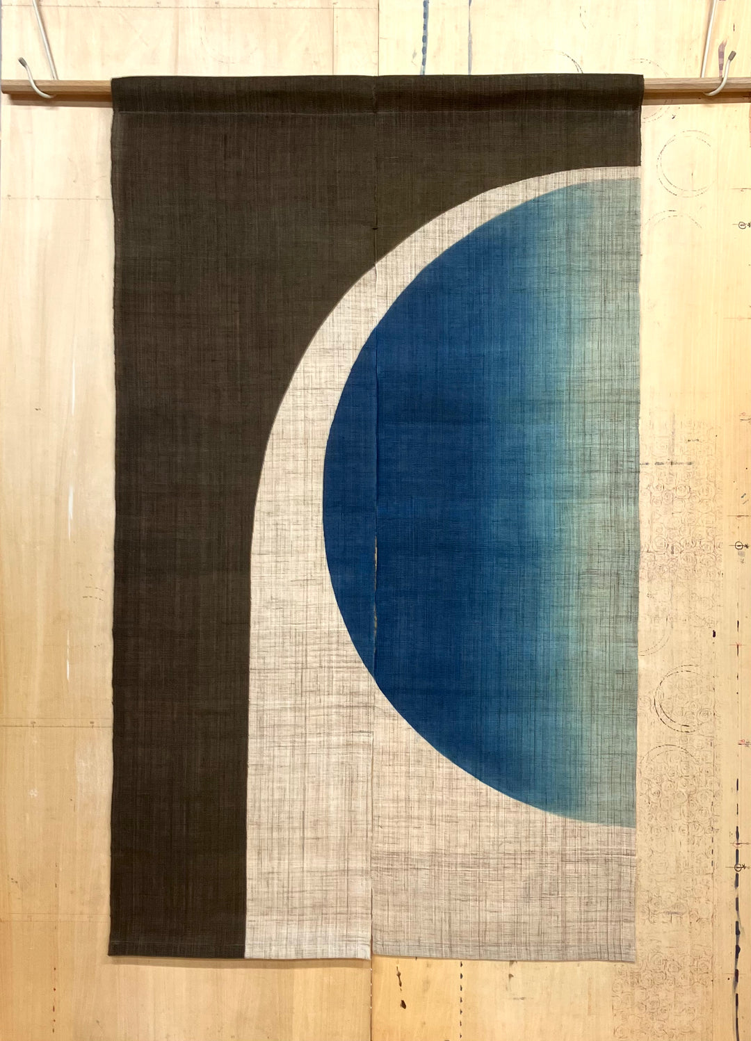 Japansk vægtæppe i hamp | Halvcirkelmotiv i grøn og blå | 150 × 88 cm Studio Hafnia