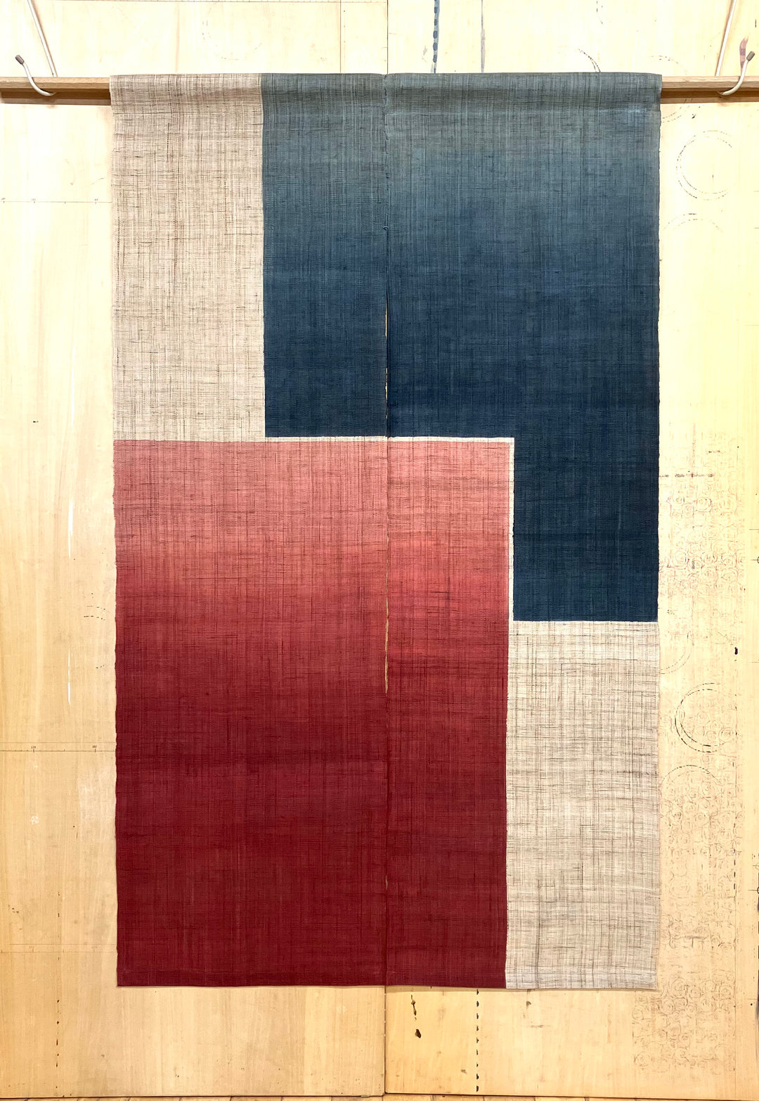 Japansk vægtæppe i hamp | Geometrisk rødt og blåt design | 150 × 88 cm STUDIO HAFNIA