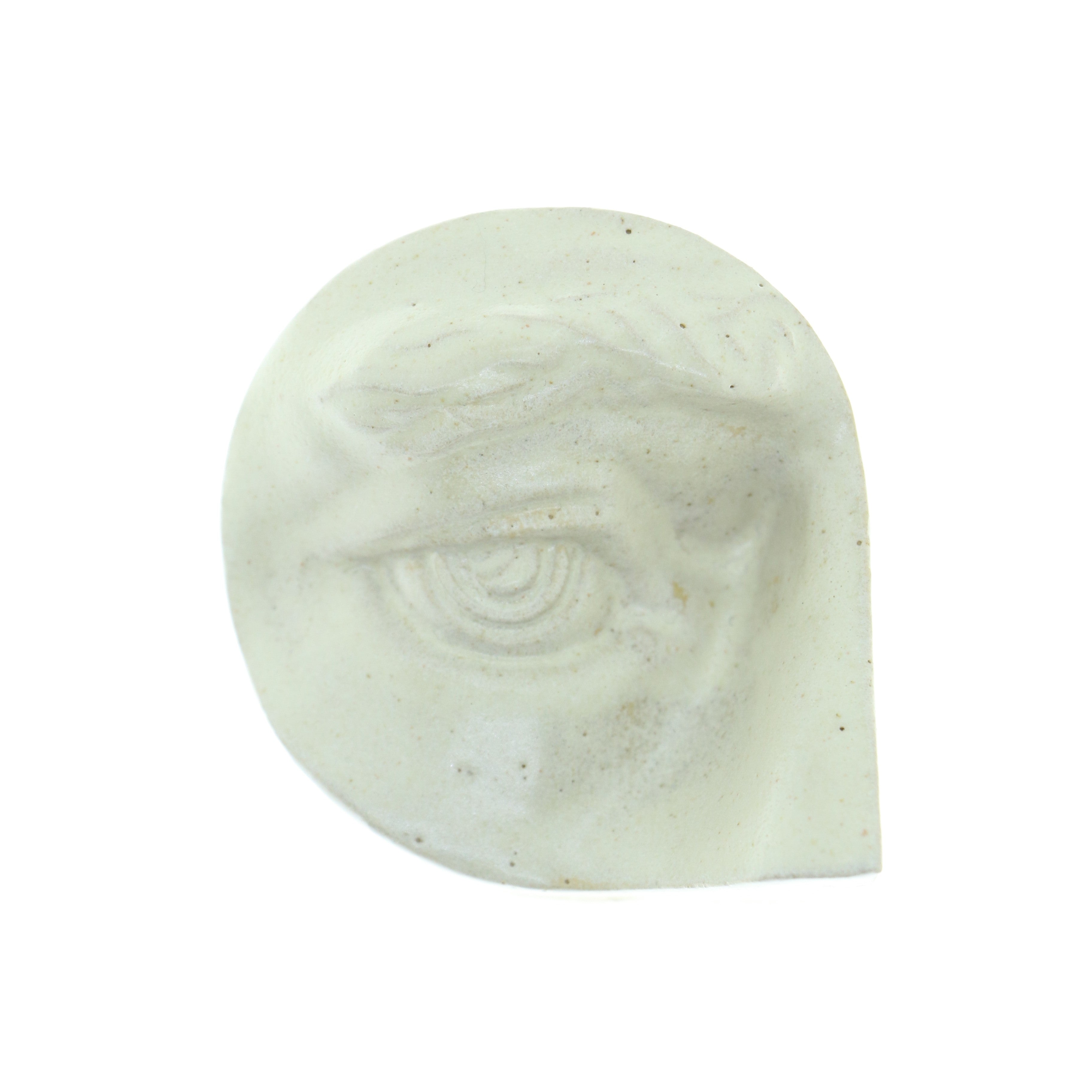Jacob Laoru | Rounded Eye (Right): Rundt højre øje i glaseret stentøjsler i AntiqueWhite til væggen Studio Hafnia