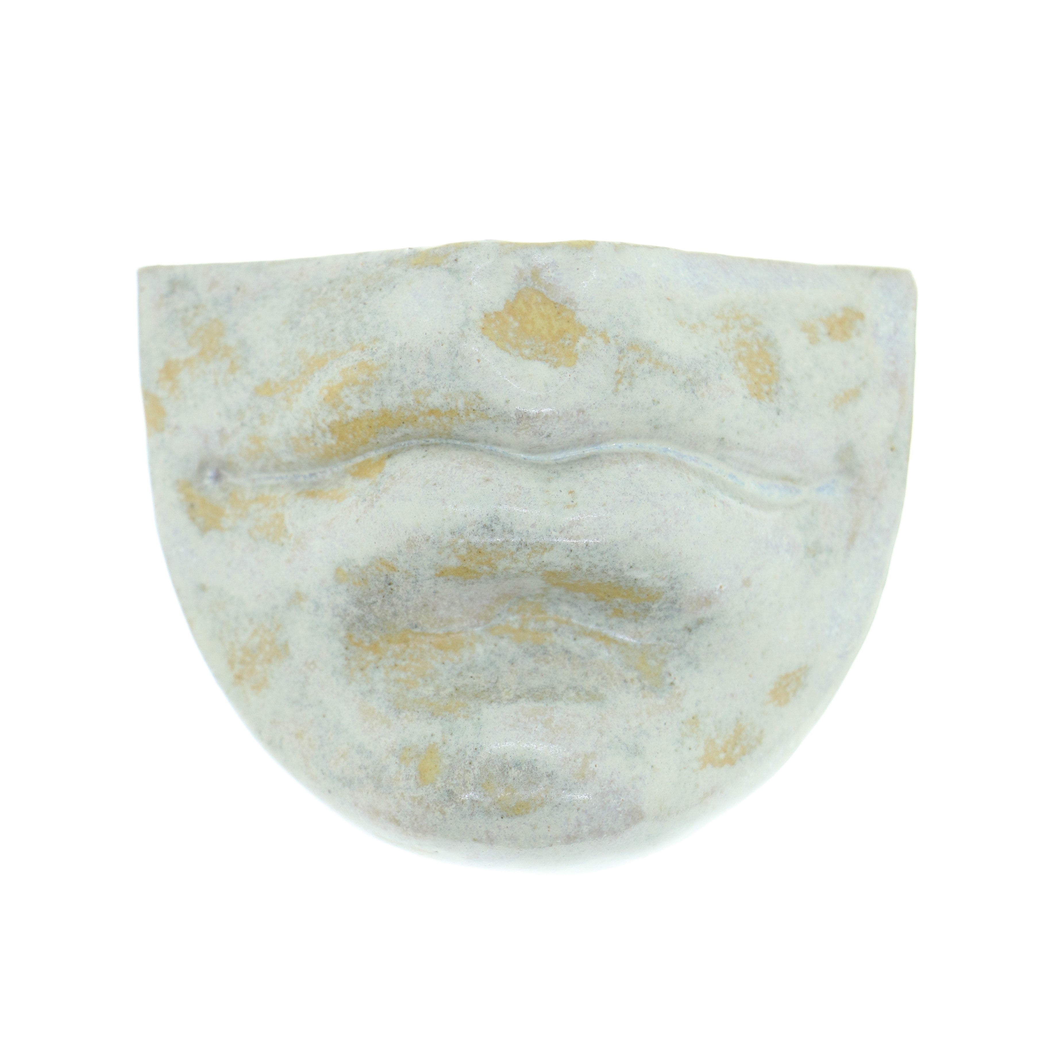 Jacob Laoru | Rounded Mouth (1): Rund mund i glaseret stentøjsler i AntiqueWhite til væggen Studio Hafnia