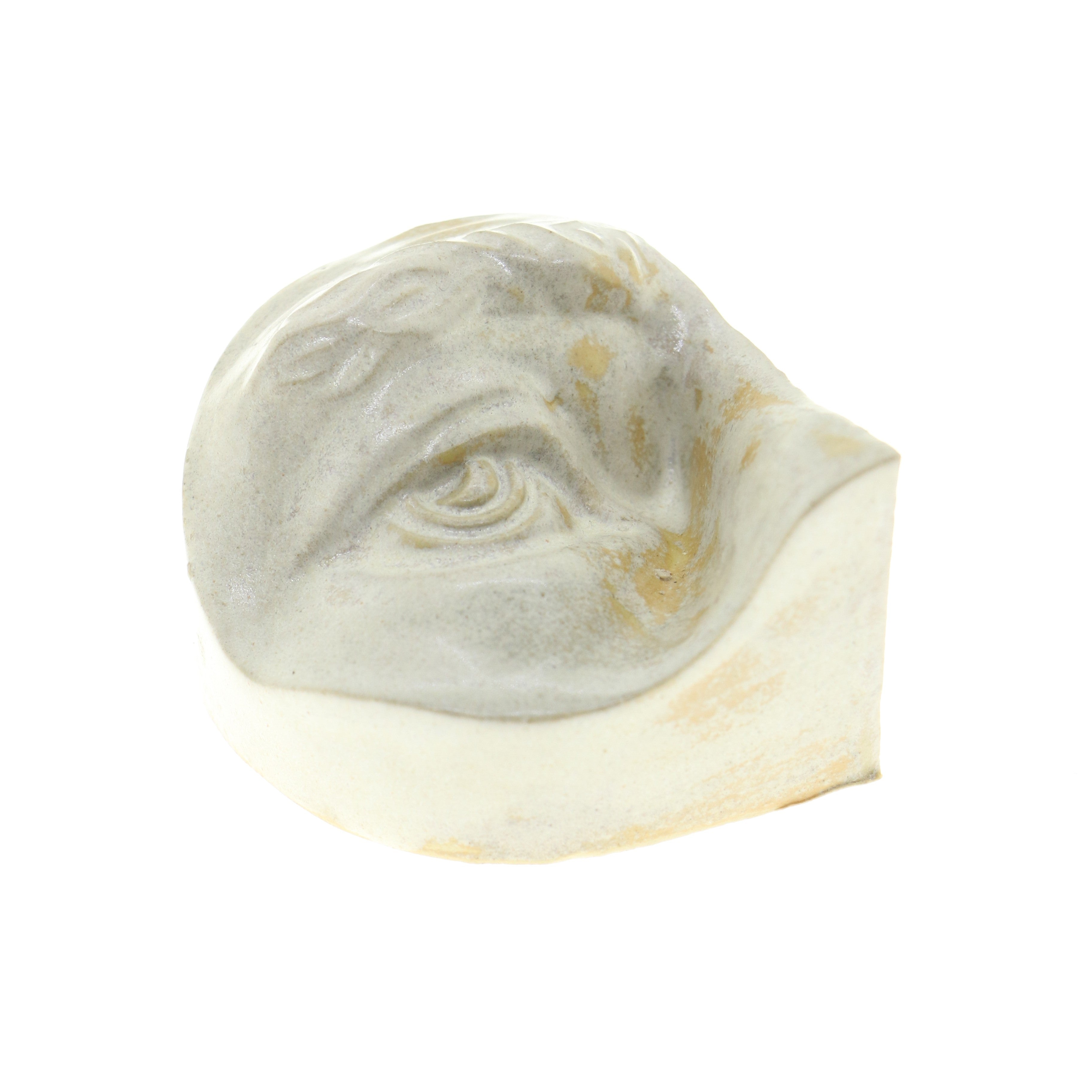 Jacob Laoru | Rounded Eye (Right): Rundt højre øje i glaseret stentøjsler i AntiqueWhite til væggen Studio Hafnia