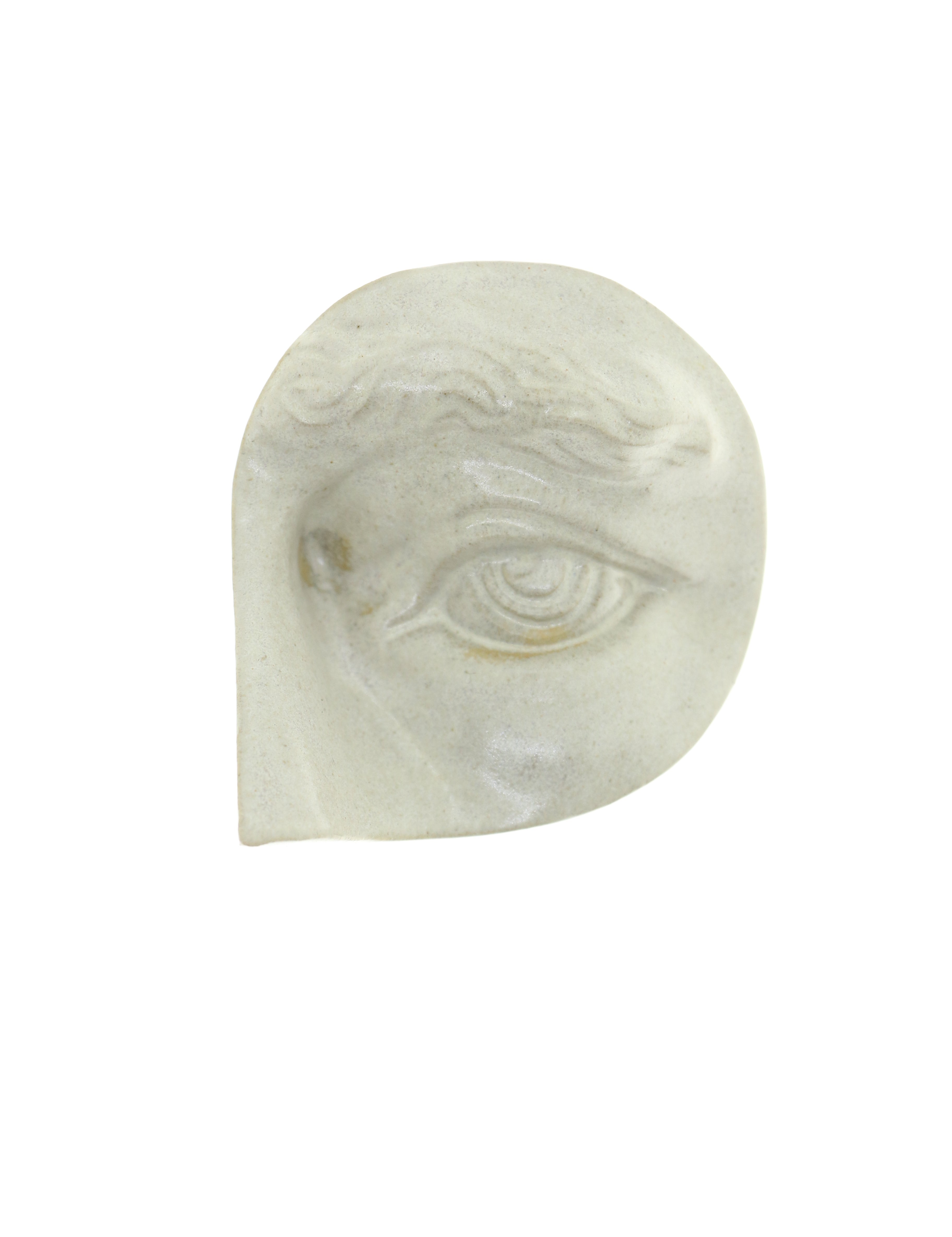 Jacob Laoru | Rounded Eye (Left): Rundt øje i glaseret stentøjsler i AntiqueWhite til væggen Studio Hafnia