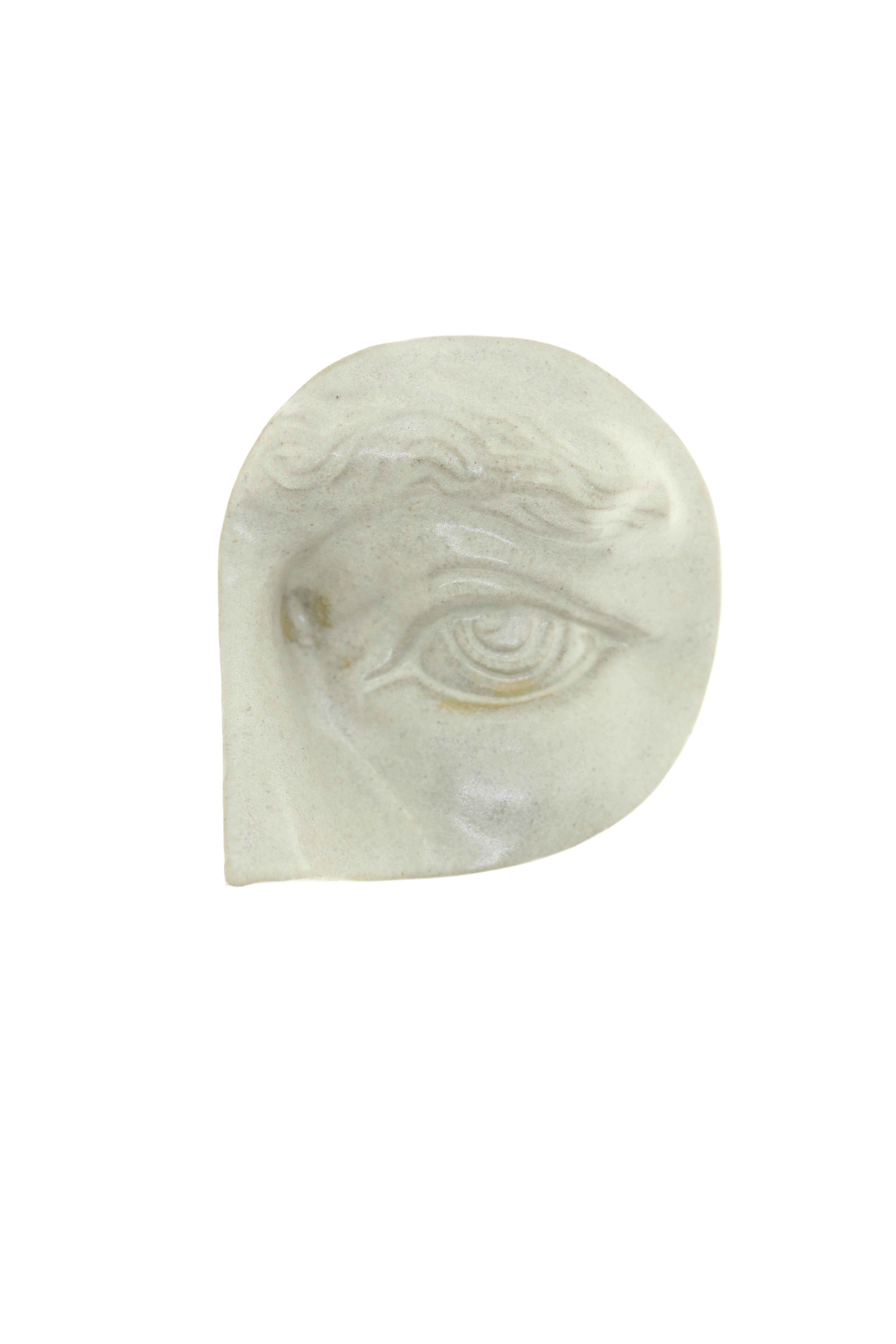 Jacob Laoru | Rounded Eye (Left): Rundt øje i glaseret stentøjsler i AntiqueWhite til væggen Studio Hafnia