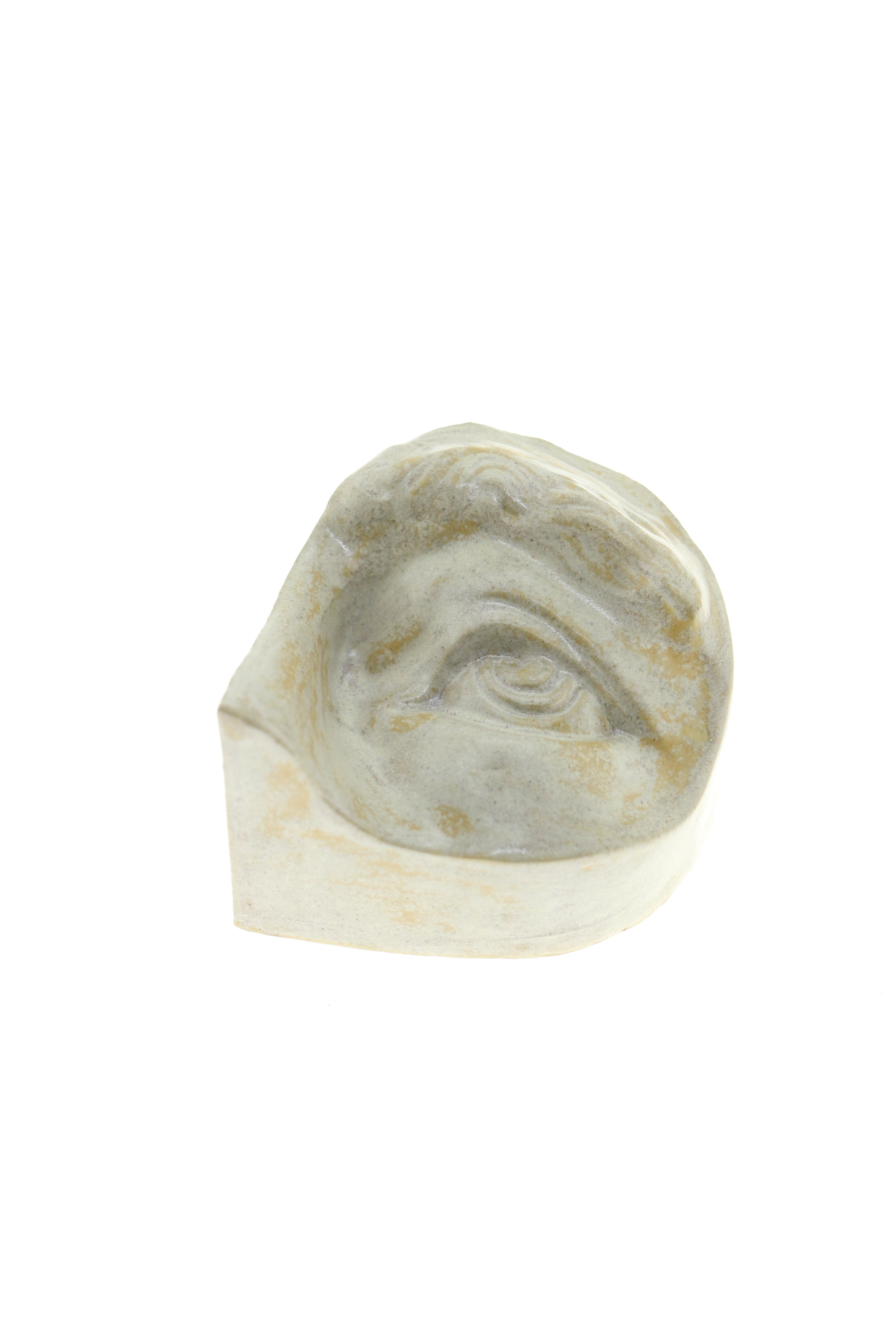 Jacob Laoru | Rounded Eye (Left): Rundt øje i glaseret stentøjsler i AntiqueWhite til væggen Studio Hafnia