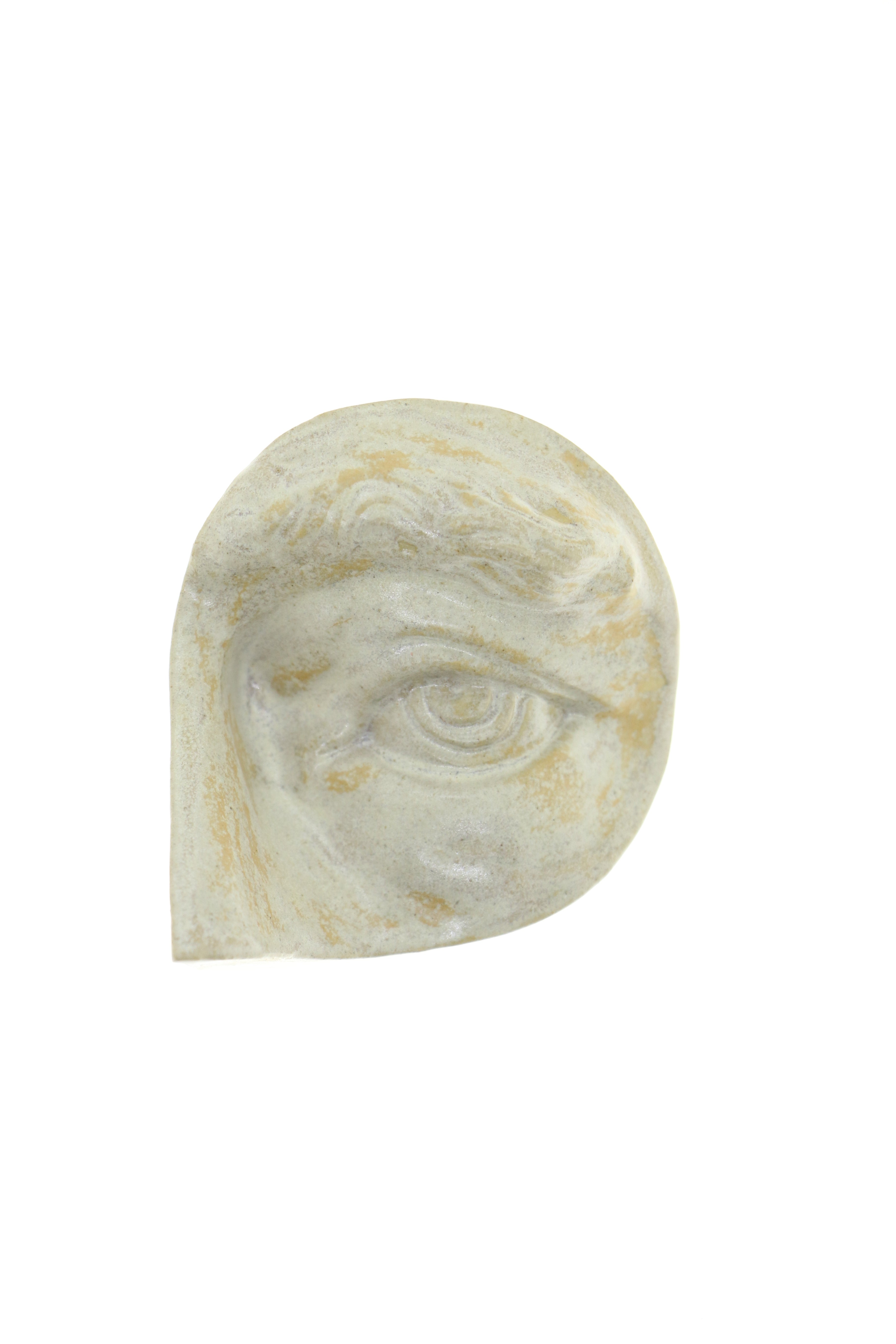 Jacob Laoru | Rounded Eye (Left): Rundt øje i glaseret stentøjsler i AntiqueWhite til væggen Studio Hafnia
