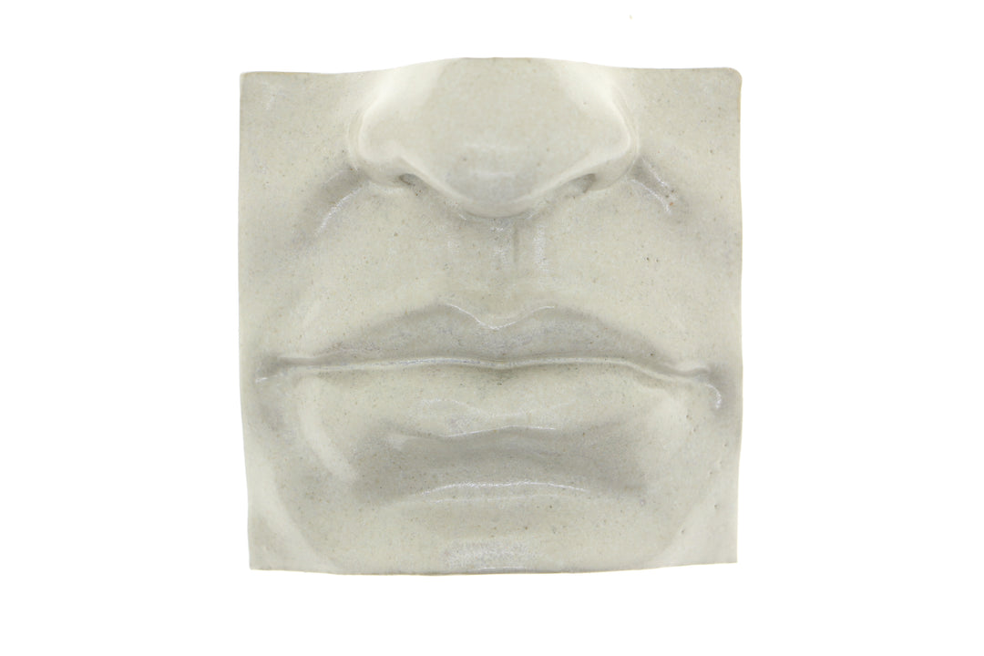 Jacob Laoru | Square Mouth (2): Firkantet mund i glaseret stentøjsler i AntiqueWhite til væggen Studio Hafnia