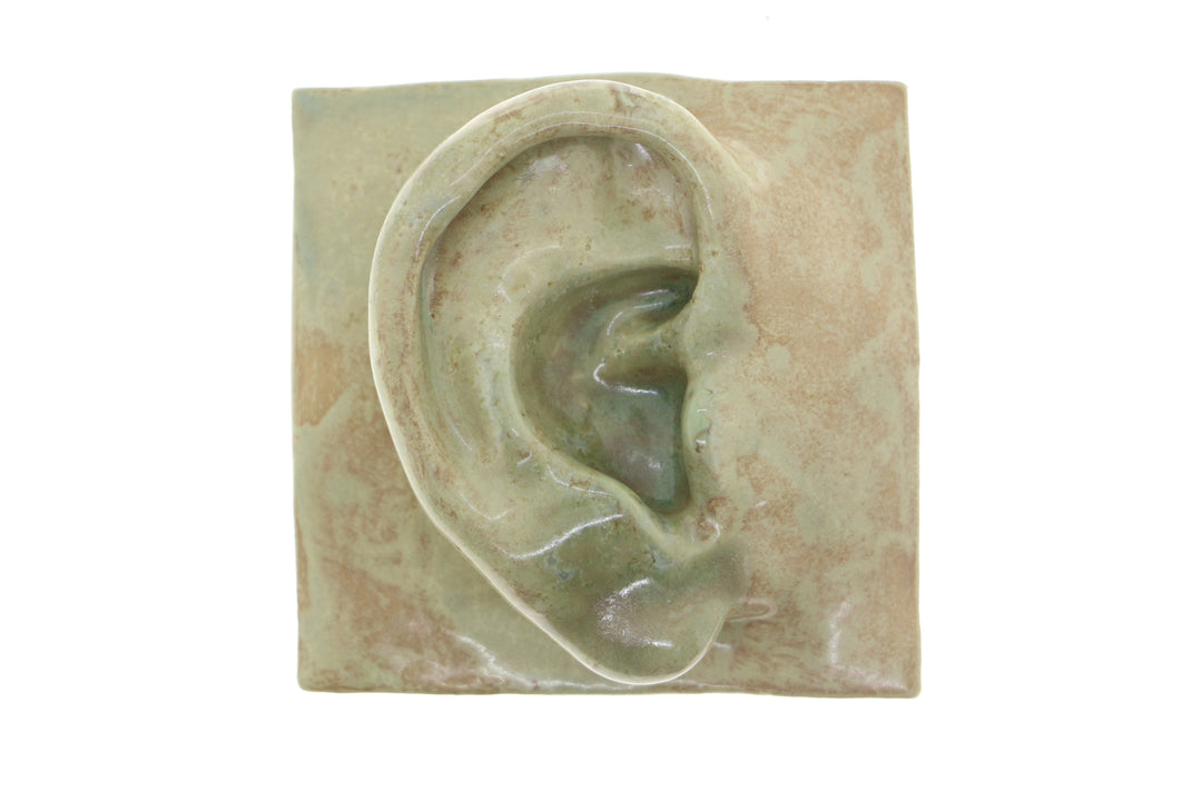 Jacob Laoru | Square Ear (Right): Firkantet øre i glaseret stentøjsler i CrystalGreen til væggen Studio Hafnia