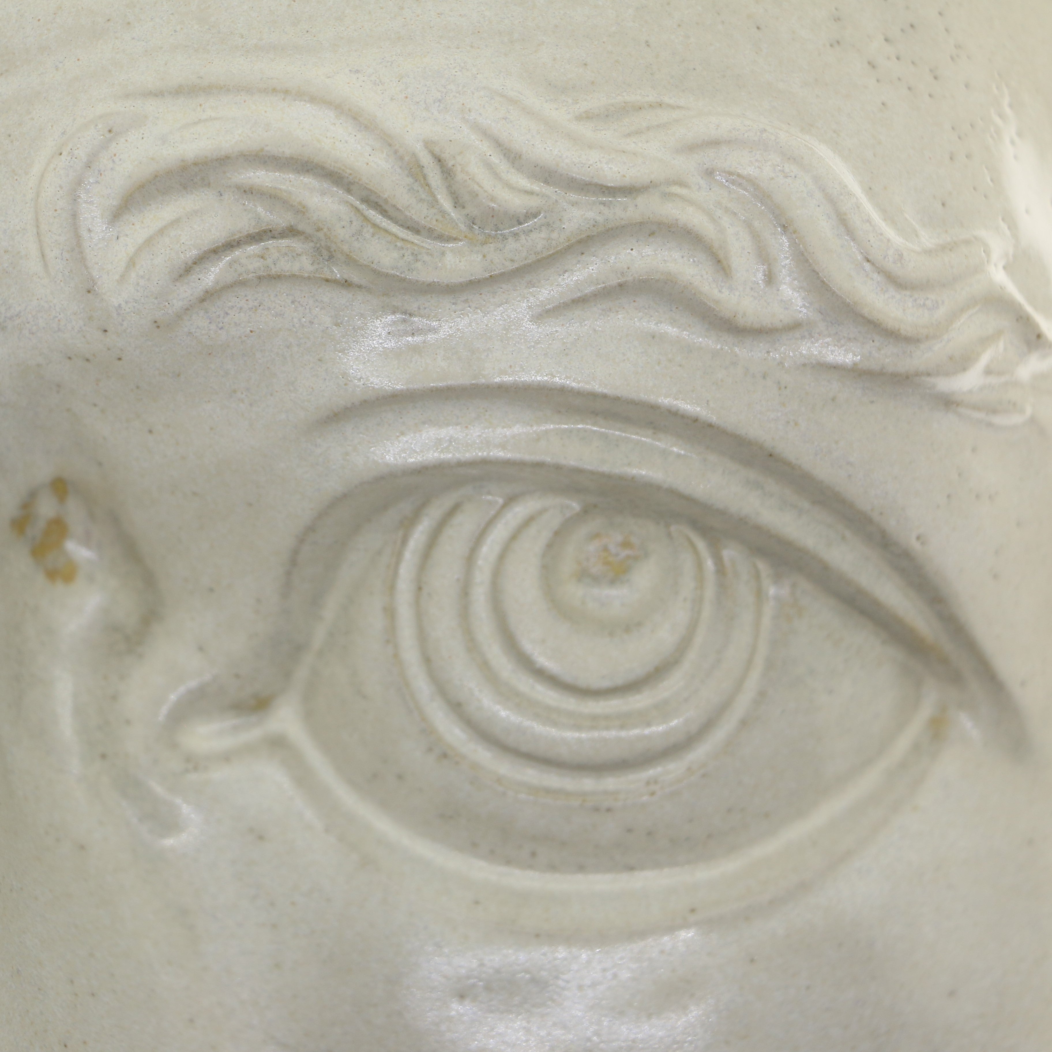 Jacob Laoru | Bookend Eye (Left): Firkantet venstre bogstøtte øje i glaseret stentøjsler i AntiqueWhite Studio Hafnia