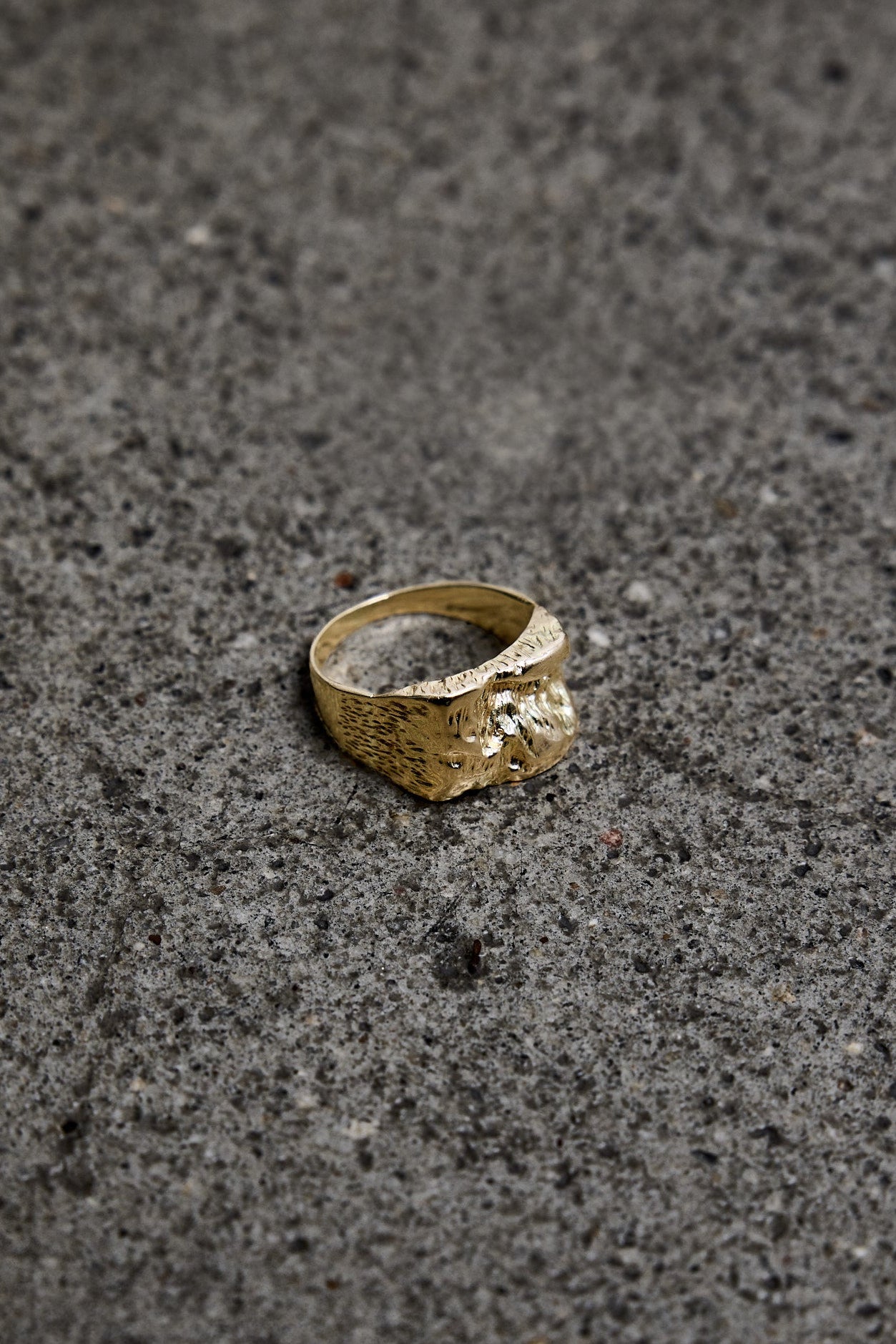 Inger Ring i massiv 14 karat guld af Christina Iversen Studio med bløde fordybninger i overfladen