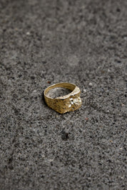 Inger Ring i massiv 14 karat guld af Christina Iversen Studio med bløde fordybninger i overfladen