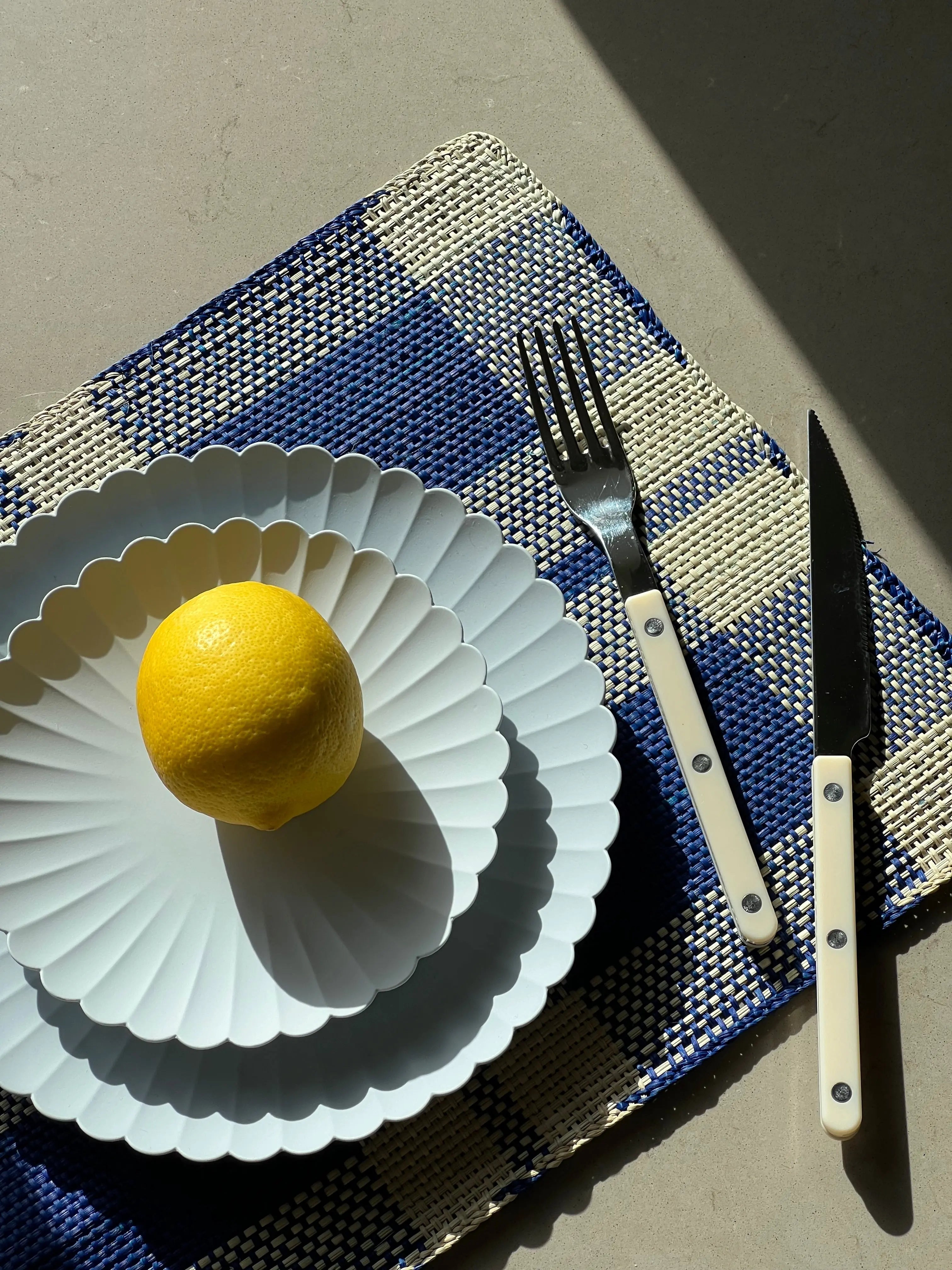 Iraca Dækkeserviet i strå | Blå/natur Studio Hafnia