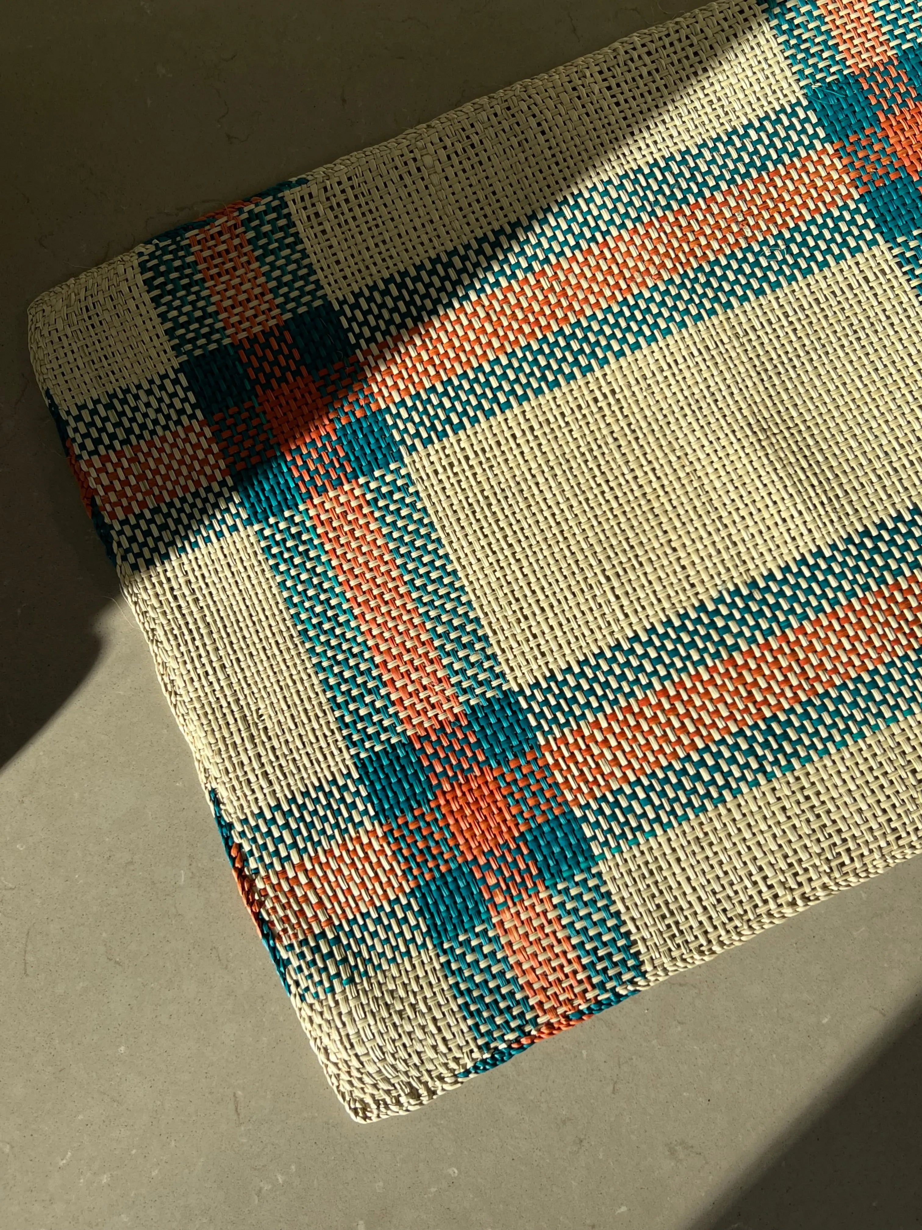 Iraca Dækkeserviet i strå | Orange/blå striber Studio Hafnia