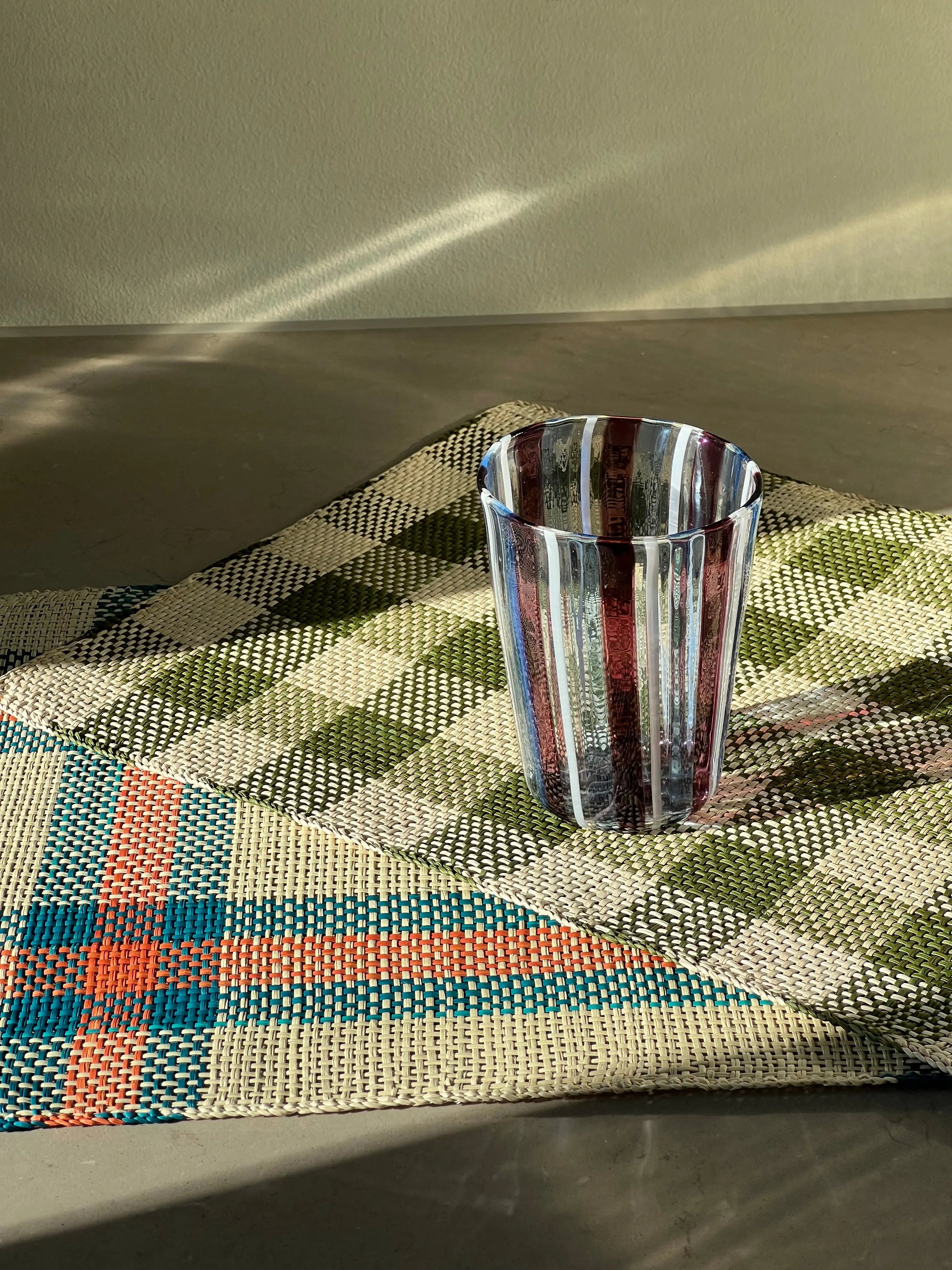 Iraca Dækkeserviet i strå | Orange/blå striber Studio Hafnia