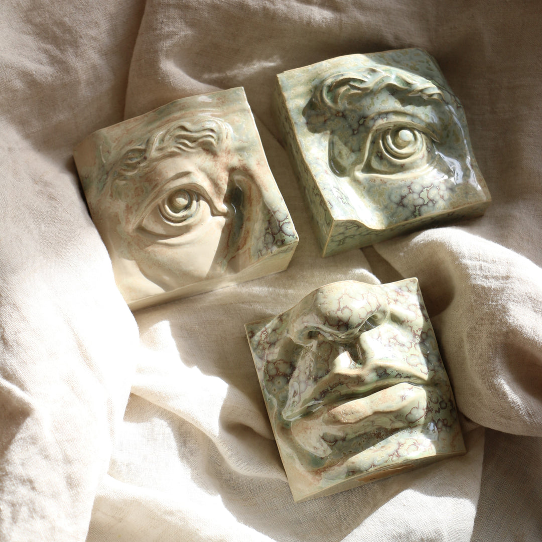 Jacob Laoru | Third Eye: Skulptur med 3 øjne i glaseret stentøjsler i AntiqueWhite til væggen Studio Hafnia
