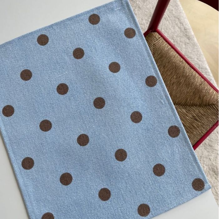 Jou Quilts dækkeserviet | Blå med brune prikker Jou Quilts
