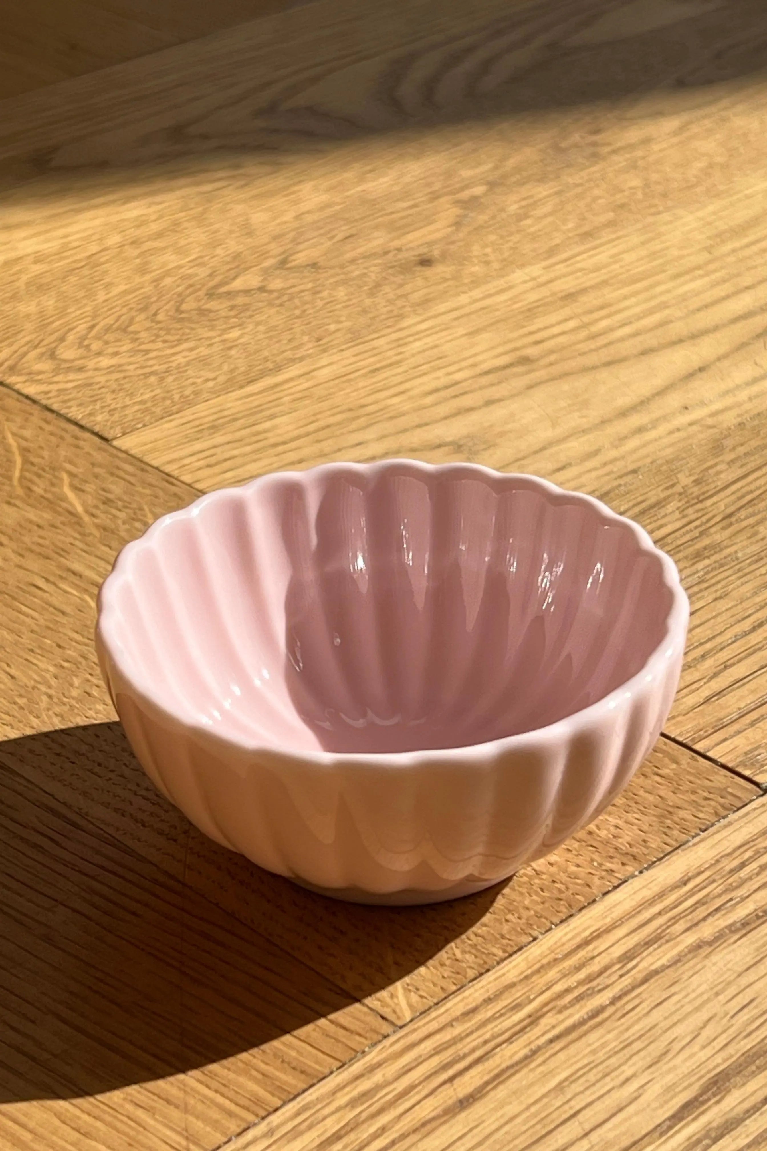 Japansk Blomsterformet Skål i Lys Pink Keramik Studio Hafnia