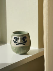 Japansk Daruma krus – lysegrøn porcelæn (350 ml) Studio Hafnia