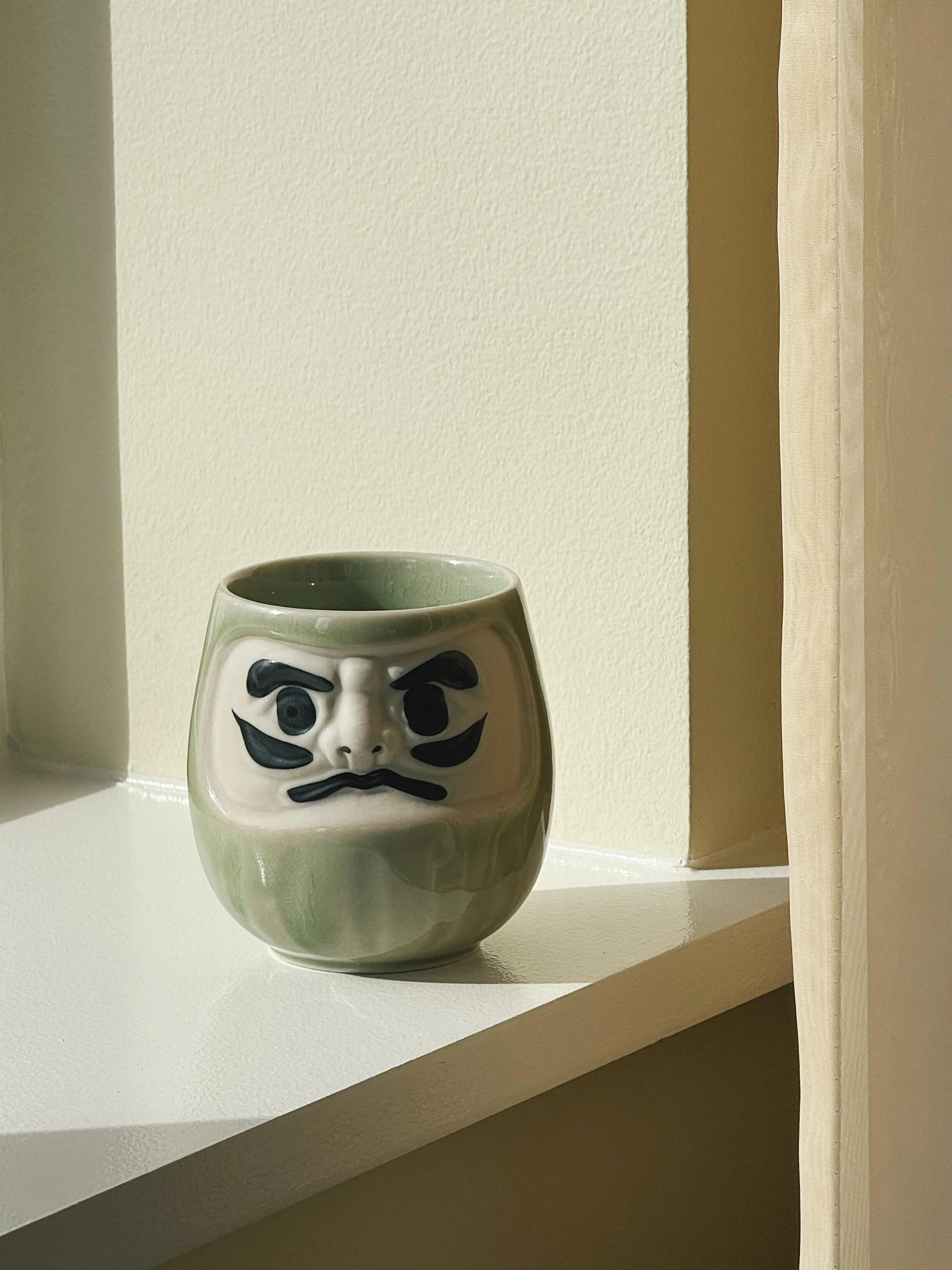 Japansk Daruma krus – lysegrøn porcelæn (350 ml) Studio Hafnia