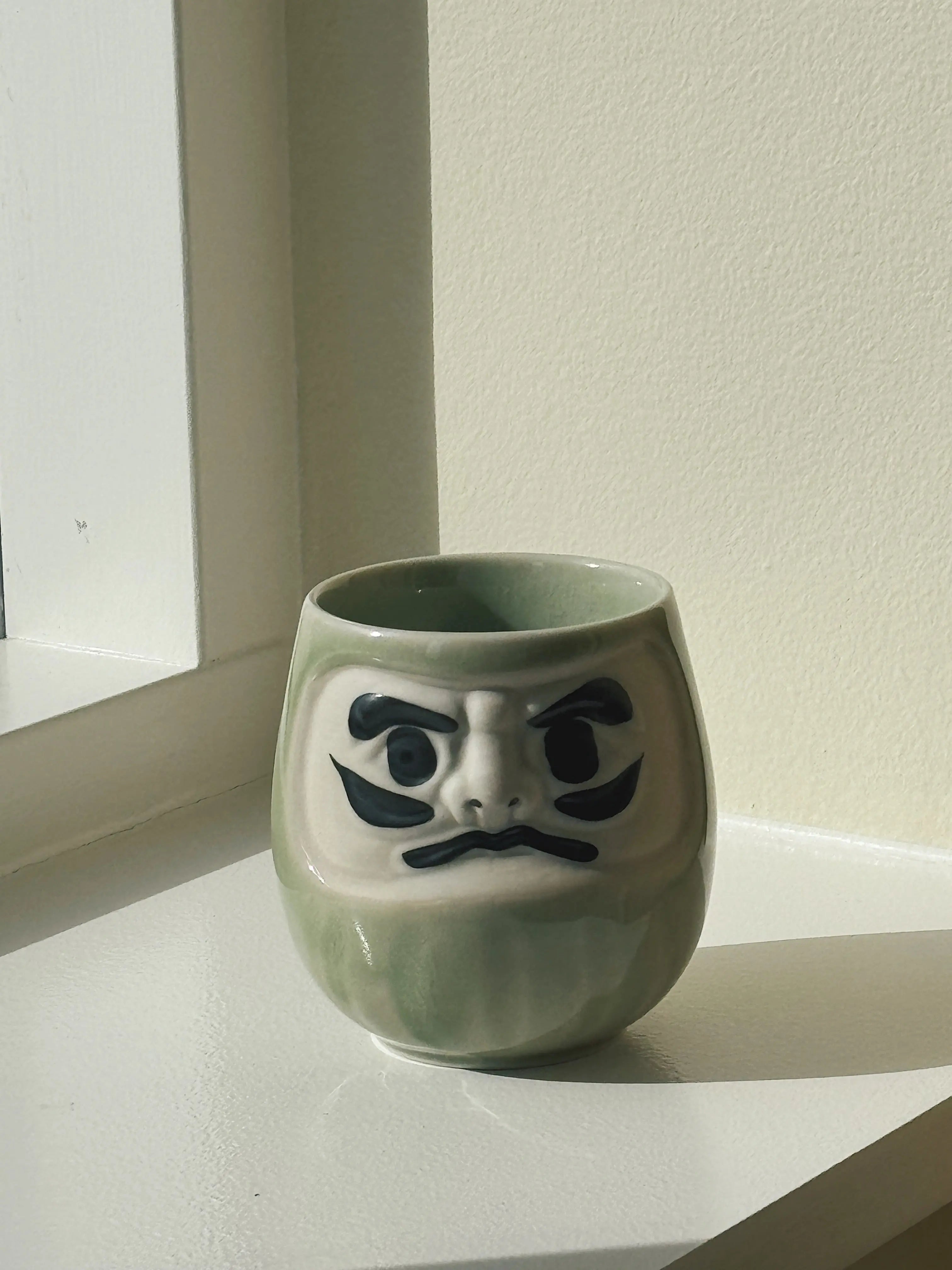 Japansk Daruma krus – lysegrøn porcelæn (350 ml) Studio Hafnia