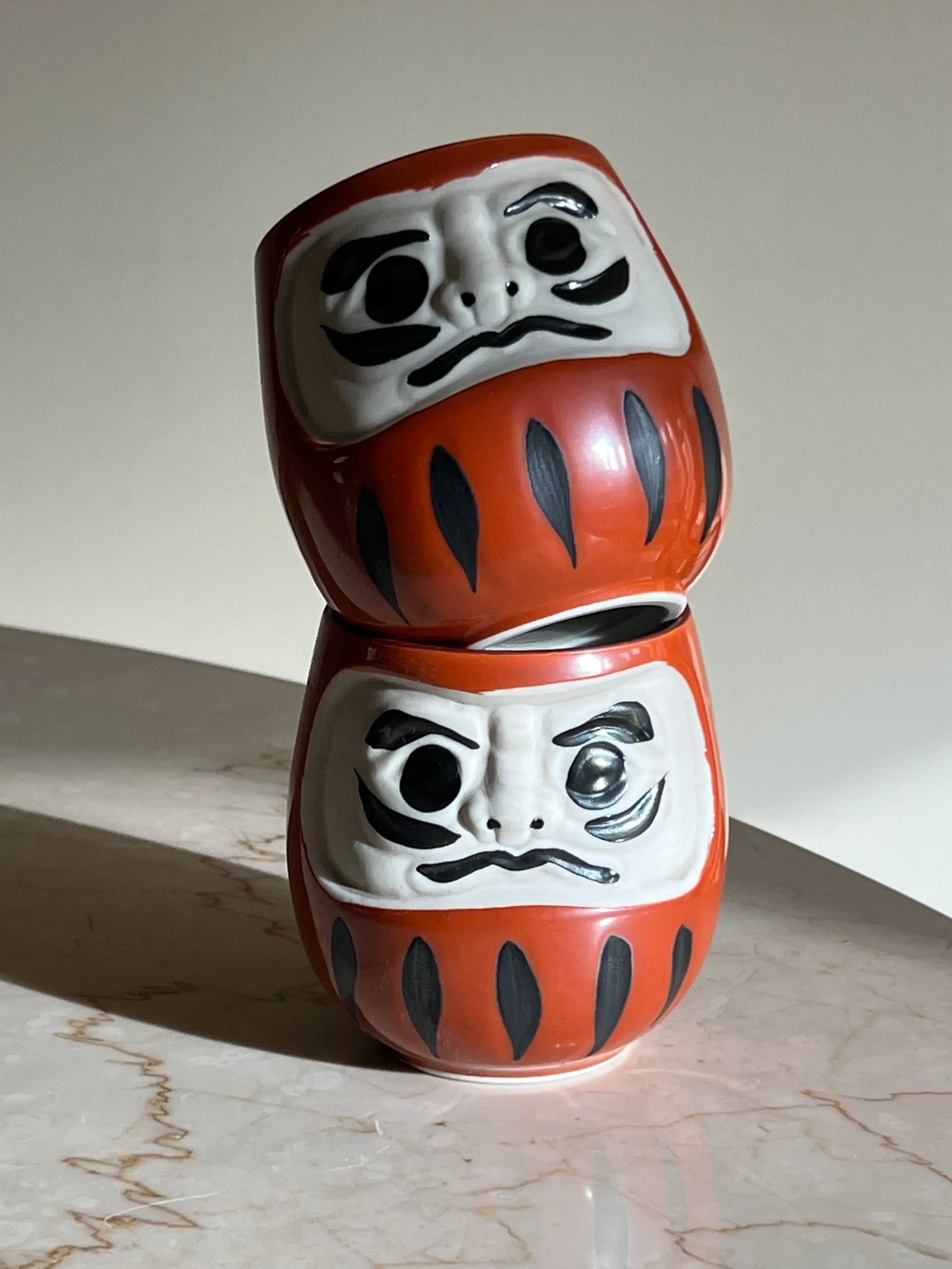 Japansk Daruma krus i rød keramik Studio Hafnia