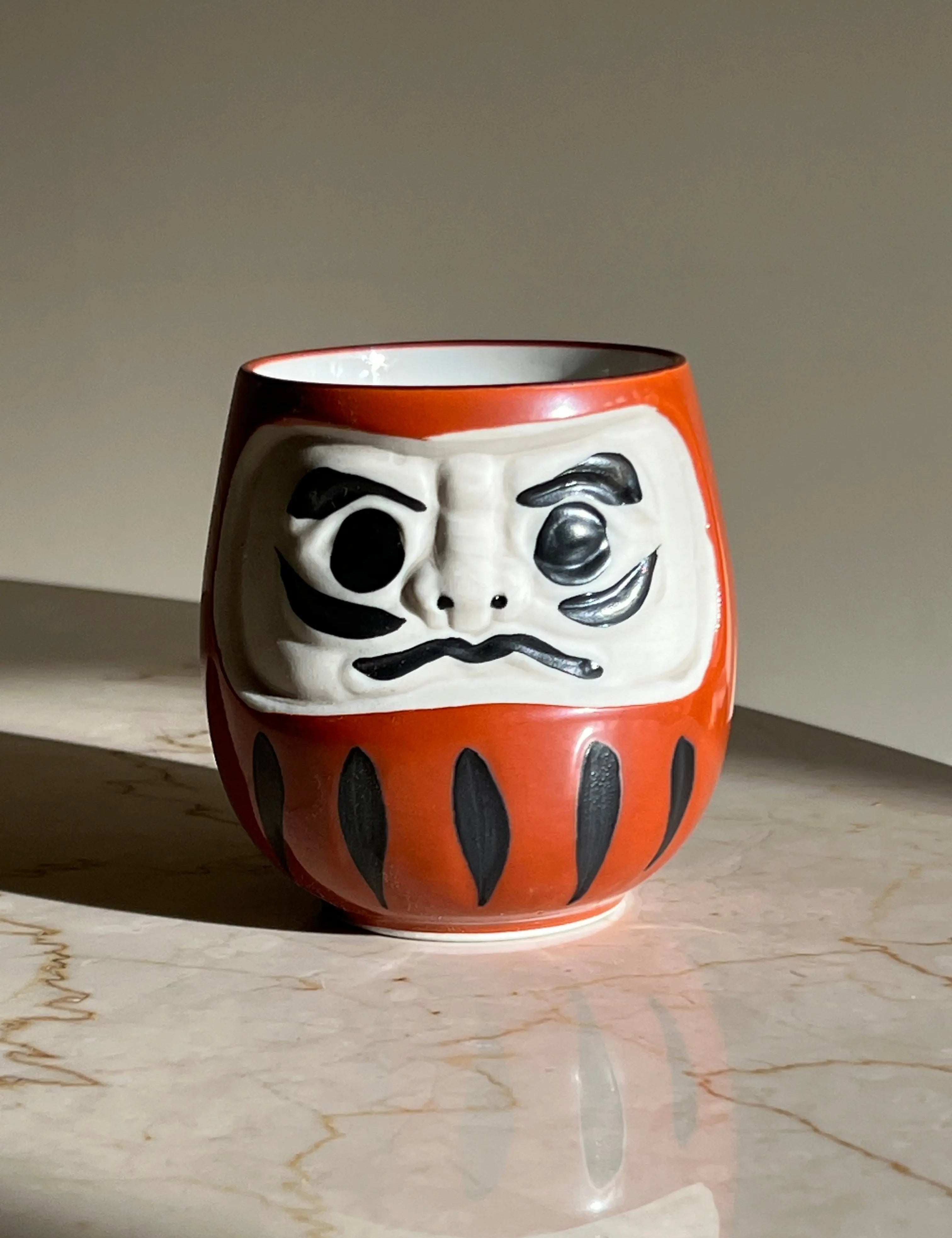Japansk Daruma krus i rød keramik Studio Hafnia