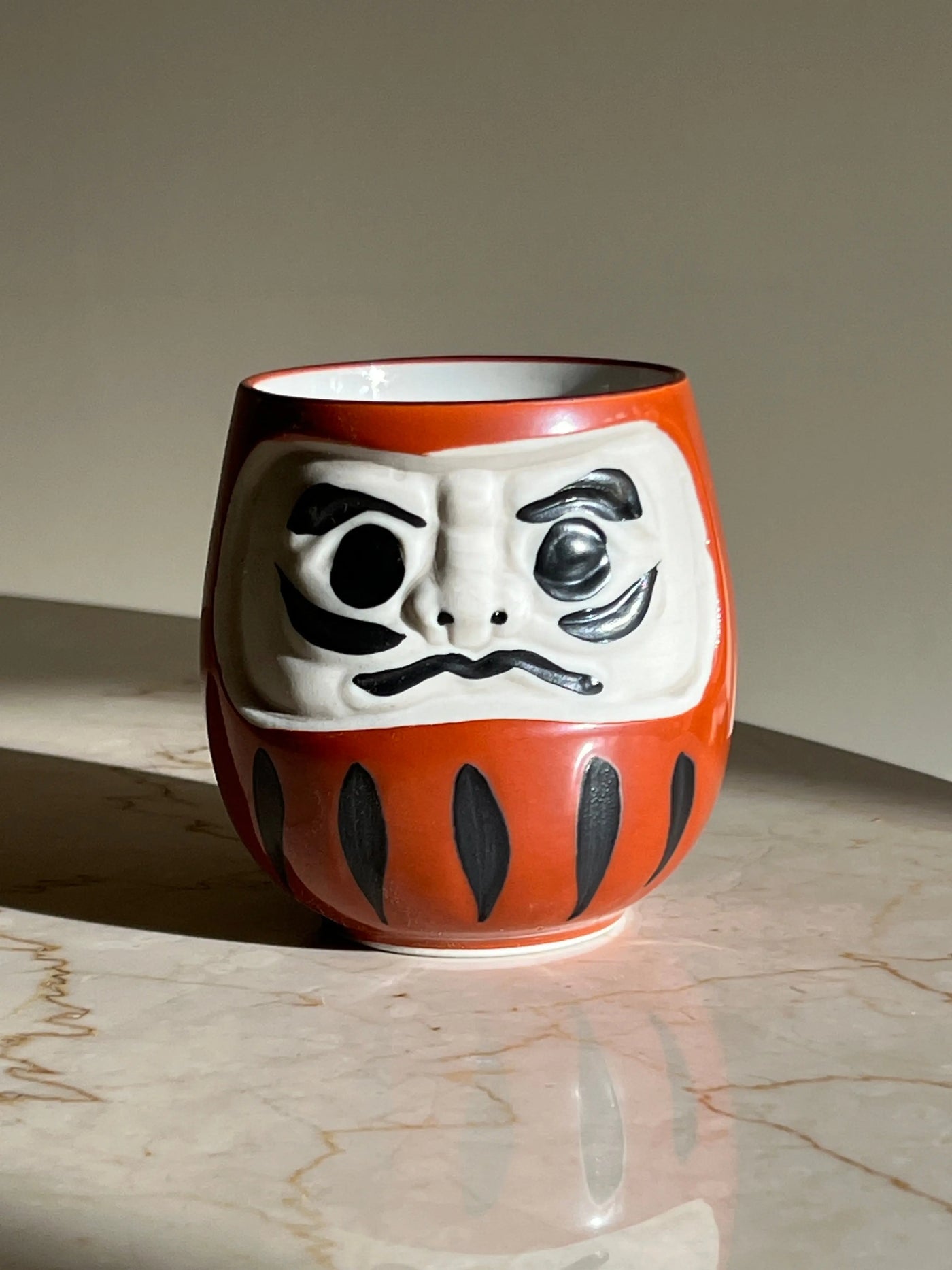 Japansk Daruma krus i rød keramik Studio Hafnia
