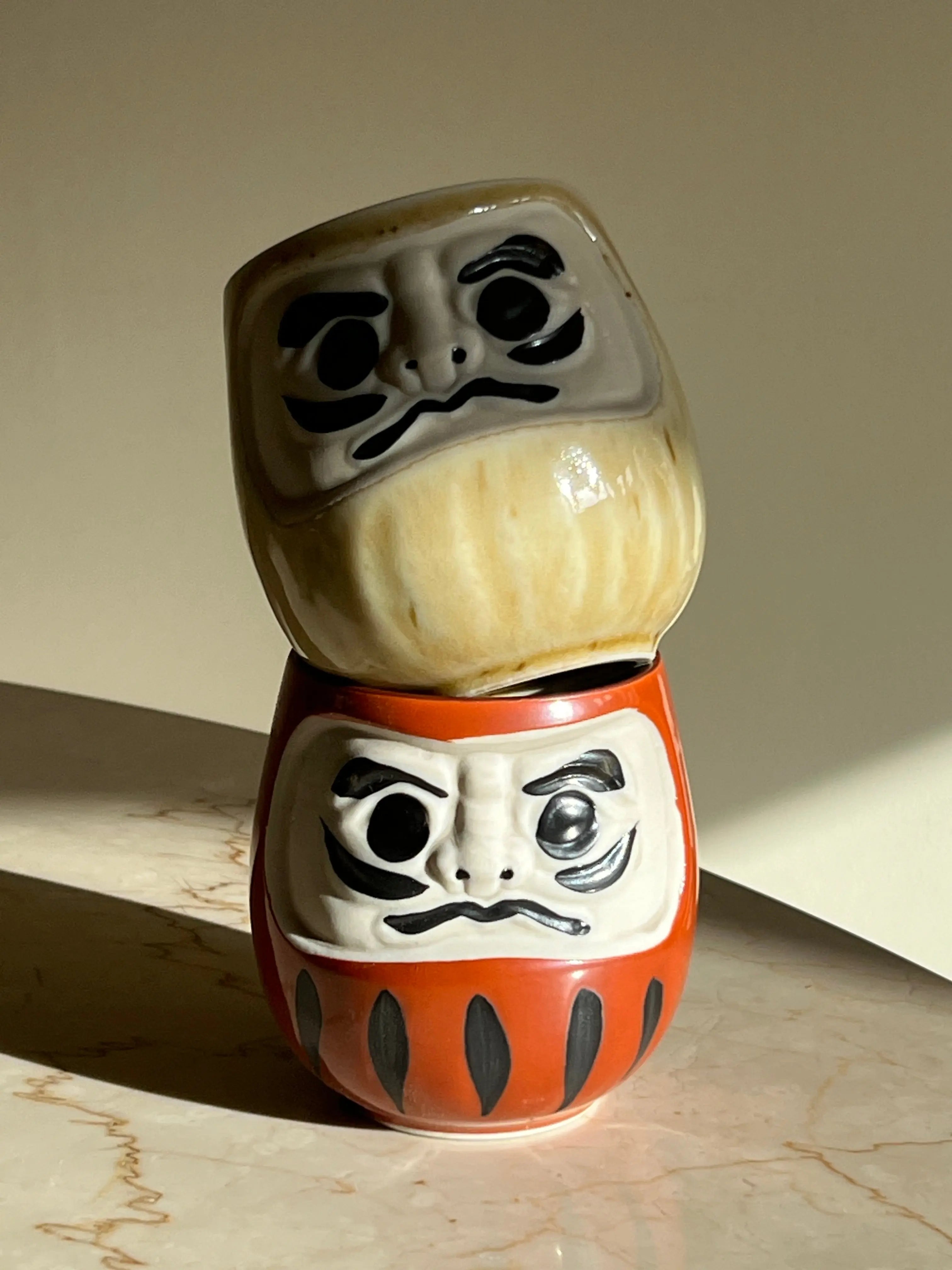 Japansk Daruma krus i rød keramik Studio Hafnia