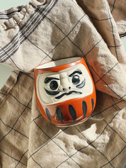 Japansk Daruma krus i rød keramik Studio Hafnia