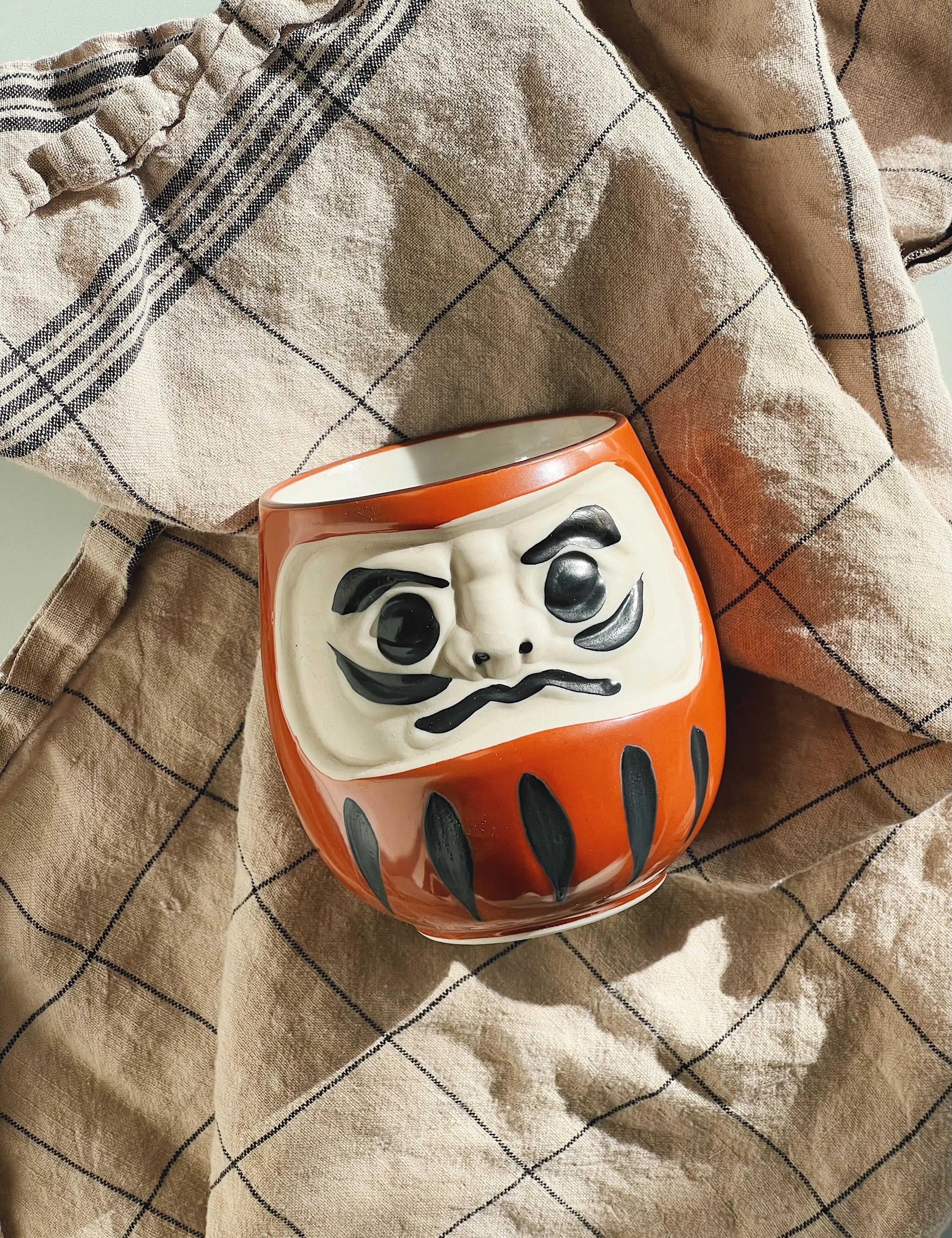Japansk Daruma krus i rød keramik Studio Hafnia