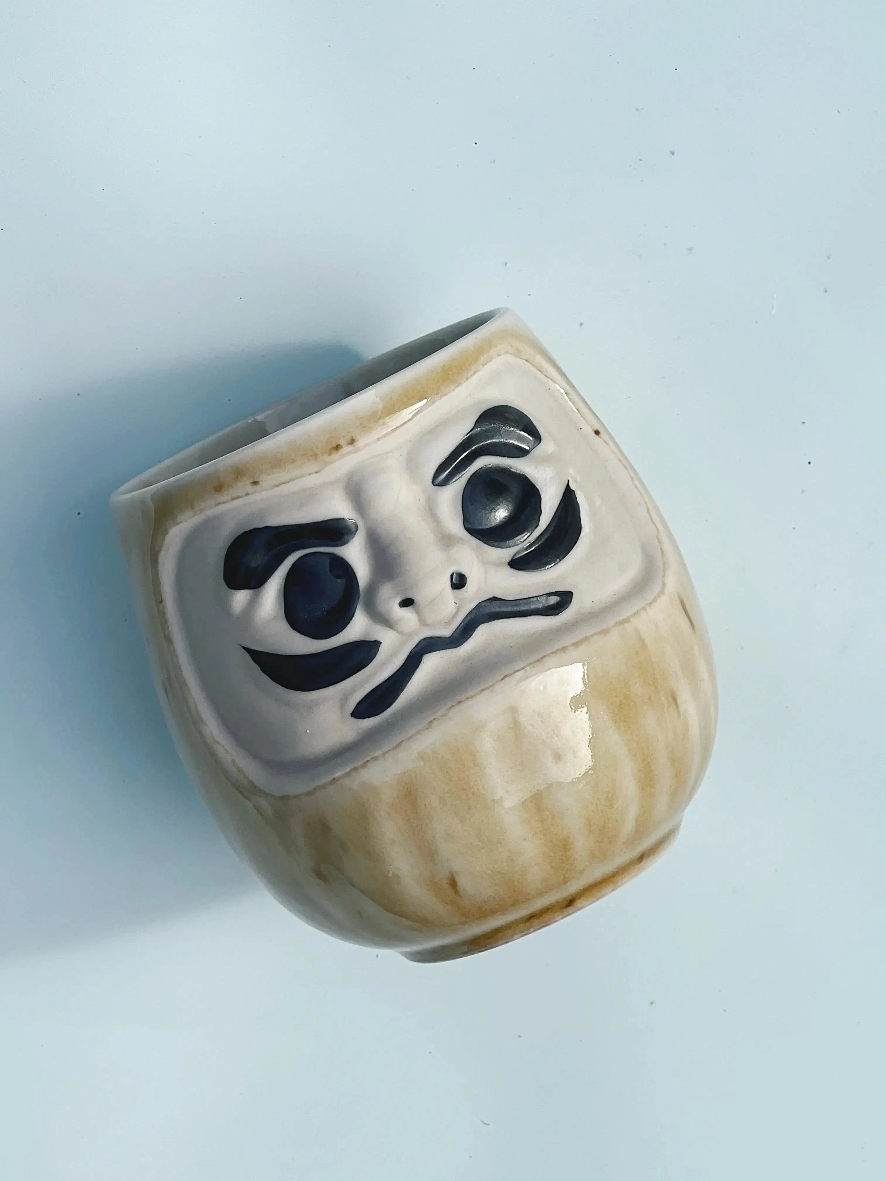 Japansk Daruma krus i sand/gylden gul keramik 250 ml Studio Hafnia