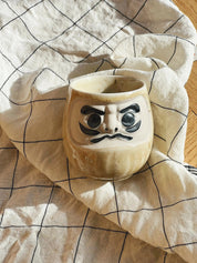 Japansk Daruma krus i sand/gylden gul keramik 250 ml Studio Hafnia