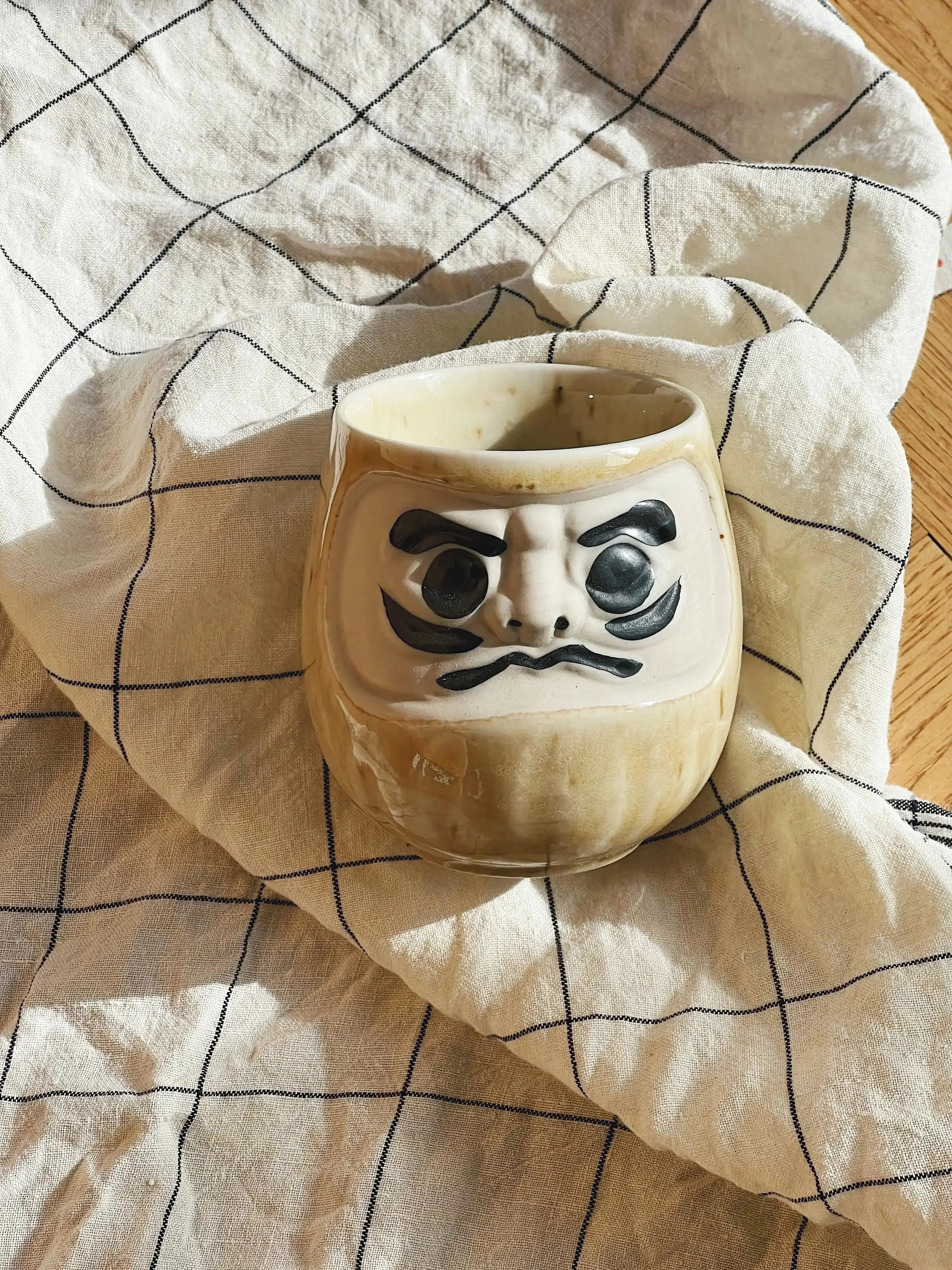 Japansk Daruma krus i sand/gylden gul keramik 250 ml Studio Hafnia
