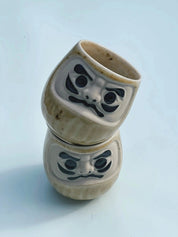 Japansk Daruma krus i sand/gylden gul keramik 250 ml Studio Hafnia
