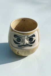 Japansk Daruma krus i sand/gylden gul keramik 350 ml Studio Hafnia